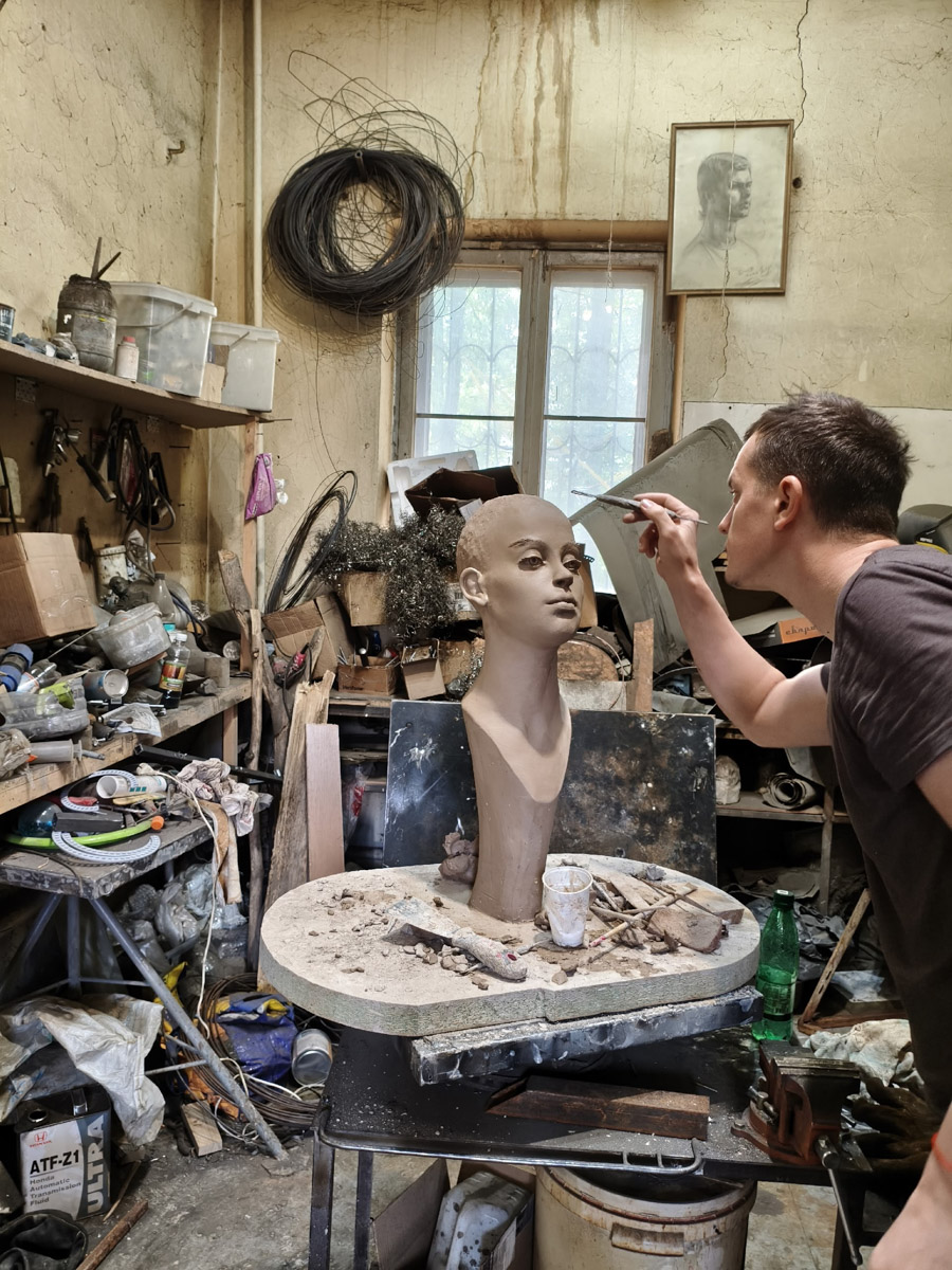 Владимирский скульптор Михаил Блинов умеет удивлять! На сей раз автор многих необычных композиций создал стального льва, образ которого почерпнул с барельефа Дмитриевского собора. «Ключ-Медиа» побывал в мастерской творца и оценил металлического царя зверей, словно сошедшего с фасада древнего храма.