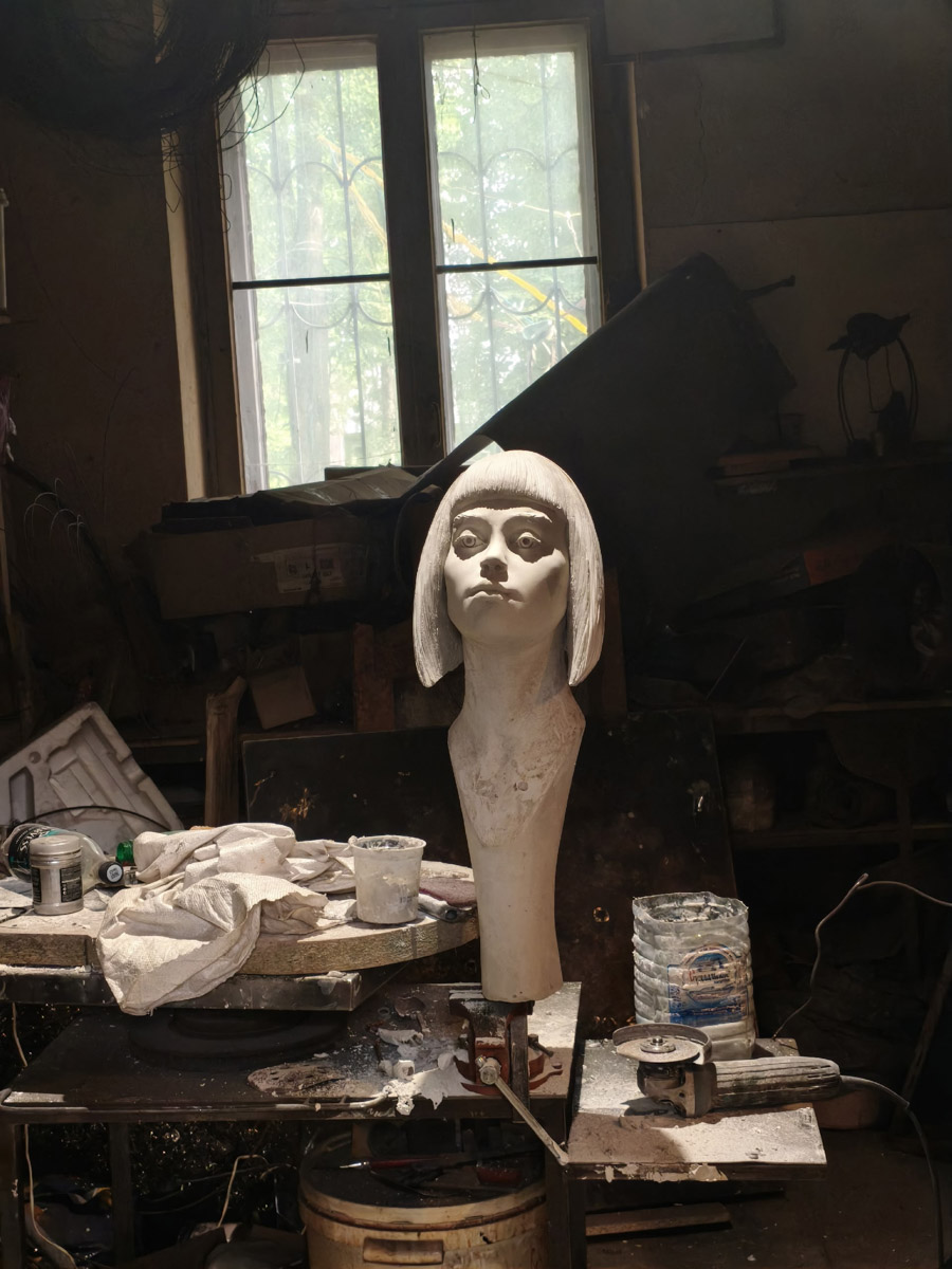 Владимирский скульптор Михаил Блинов умеет удивлять! На сей раз автор многих необычных композиций создал стального льва, образ которого почерпнул с барельефа Дмитриевского собора. «Ключ-Медиа» побывал в мастерской творца и оценил металлического царя зверей, словно сошедшего с фасада древнего храма.