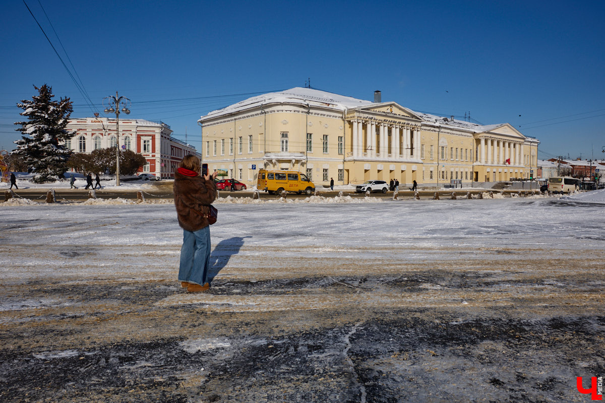 Те, кому не удалось застать прошлое областной столицы, могут заглянуть в него с помощью винтажных открыток. Так сделала фотограф-любитель Ирина Колесникова. Она взяла у мамы стопку карточек с запечатленными в 80-х городскими объектами и сравнила изображения с их современным видом.