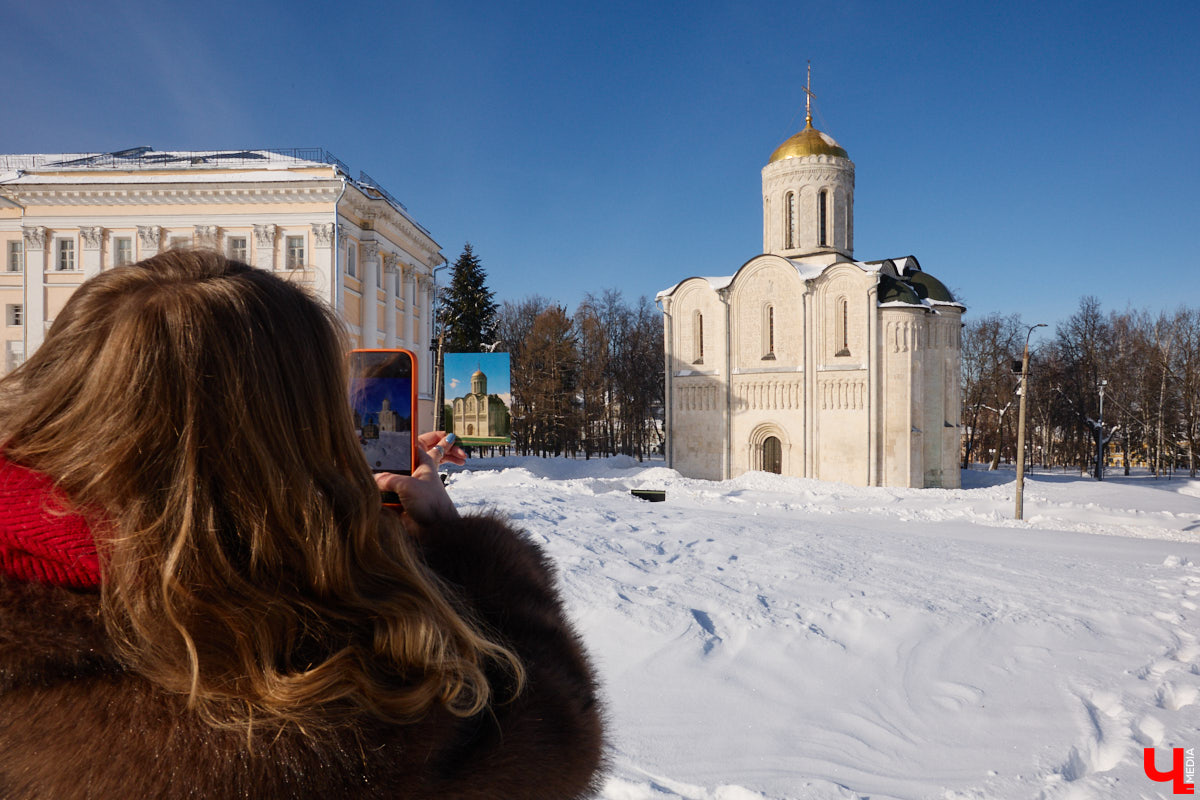 Те, кому не удалось застать прошлое областной столицы, могут заглянуть в него с помощью винтажных открыток. Так сделала фотограф-любитель Ирина Колесникова. Она взяла у мамы стопку карточек с запечатленными в 80-х городскими объектами и сравнила изображения с их современным видом.