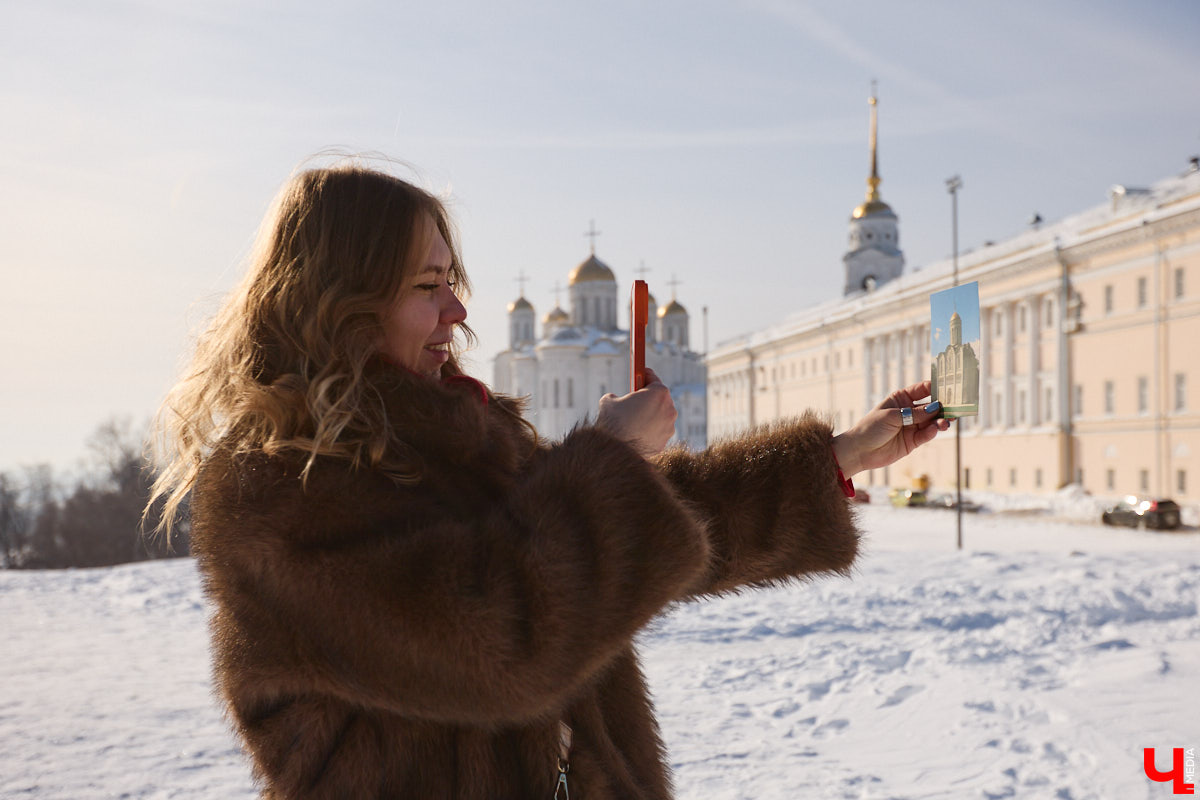 Те, кому не удалось застать прошлое областной столицы, могут заглянуть в него с помощью винтажных открыток. Так сделала фотограф-любитель Ирина Колесникова. Она взяла у мамы стопку карточек с запечатленными в 80-х городскими объектами и сравнила изображения с их современным видом.