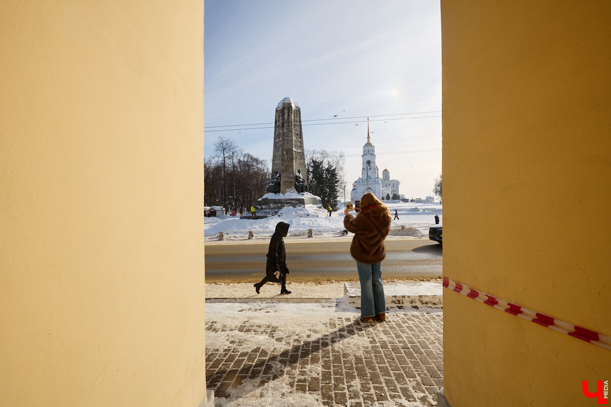 Те, кому не удалось застать прошлое областной столицы, могут заглянуть в него с помощью винтажных открыток. Так сделала фотограф-любитель Ирина Колесникова. Она взяла у мамы стопку карточек с запечатленными в 80-х городскими объектами и сравнила изображения с их современным видом.