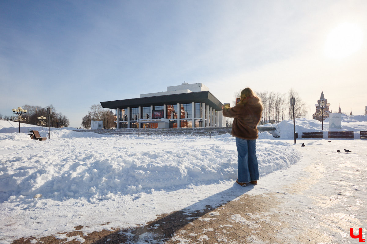 Те, кому не удалось застать прошлое областной столицы, могут заглянуть в него с помощью винтажных открыток. Так сделала фотограф-любитель Ирина Колесникова. Она взяла у мамы стопку карточек с запечатленными в 80-х городскими объектами и сравнила изображения с их современным видом.