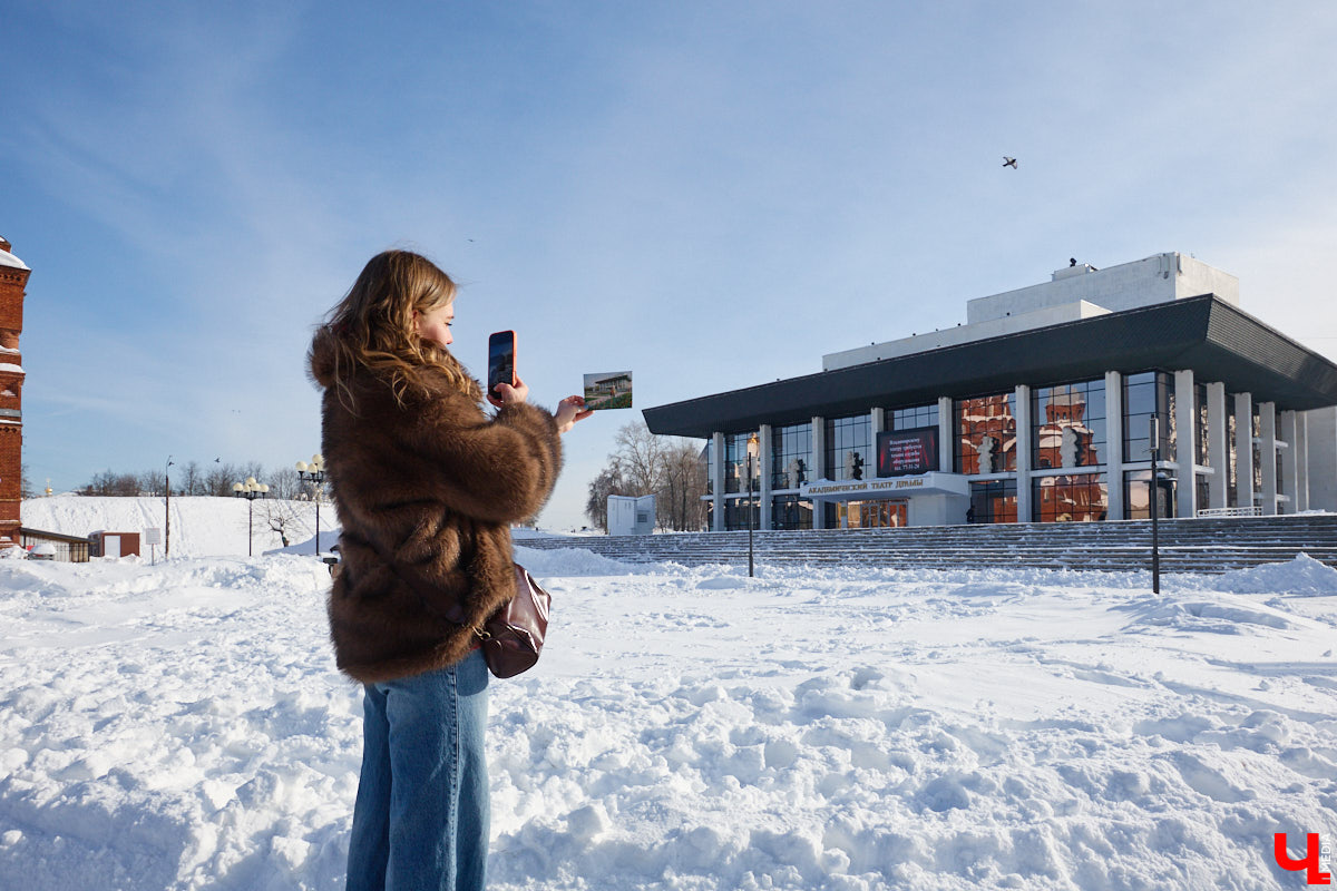 Те, кому не удалось застать прошлое областной столицы, могут заглянуть в него с помощью винтажных открыток. Так сделала фотограф-любитель Ирина Колесникова. Она взяла у мамы стопку карточек с запечатленными в 80-х городскими объектами и сравнила изображения с их современным видом.