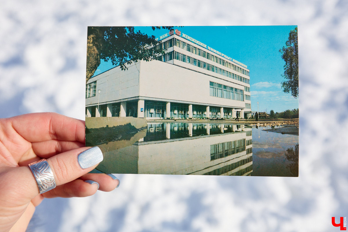 Те, кому не удалось застать прошлое областной столицы, могут заглянуть в него с помощью винтажных открыток. Так сделала фотограф-любитель Ирина Колесникова. Она взяла у мамы стопку карточек с запечатленными в 80-х городскими объектами и сравнила изображения с их современным видом.