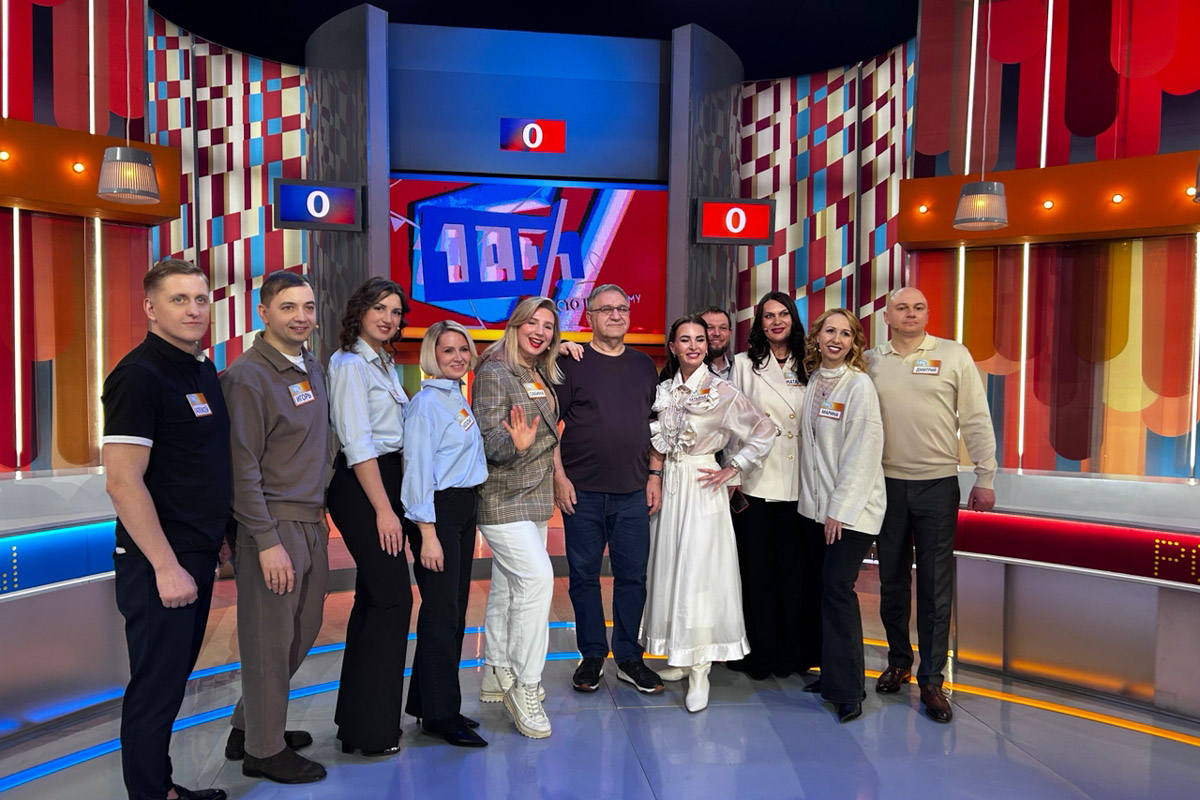 Владимирцы нередко участвуют в шоу, но программа «Сто к одному» собрала настоящий джекпот! В ее студии оказалась целая команда от 33-го региона, а среди них и фотограф Сабина Черкасова. Попасть на телеэкраны было ее мечтой детства, поэтому девушка поехала на съемки не раздумывая. А заодно запечатлела на память целое море контента, которым с радостью поделилась с «Ключ-Медиа».