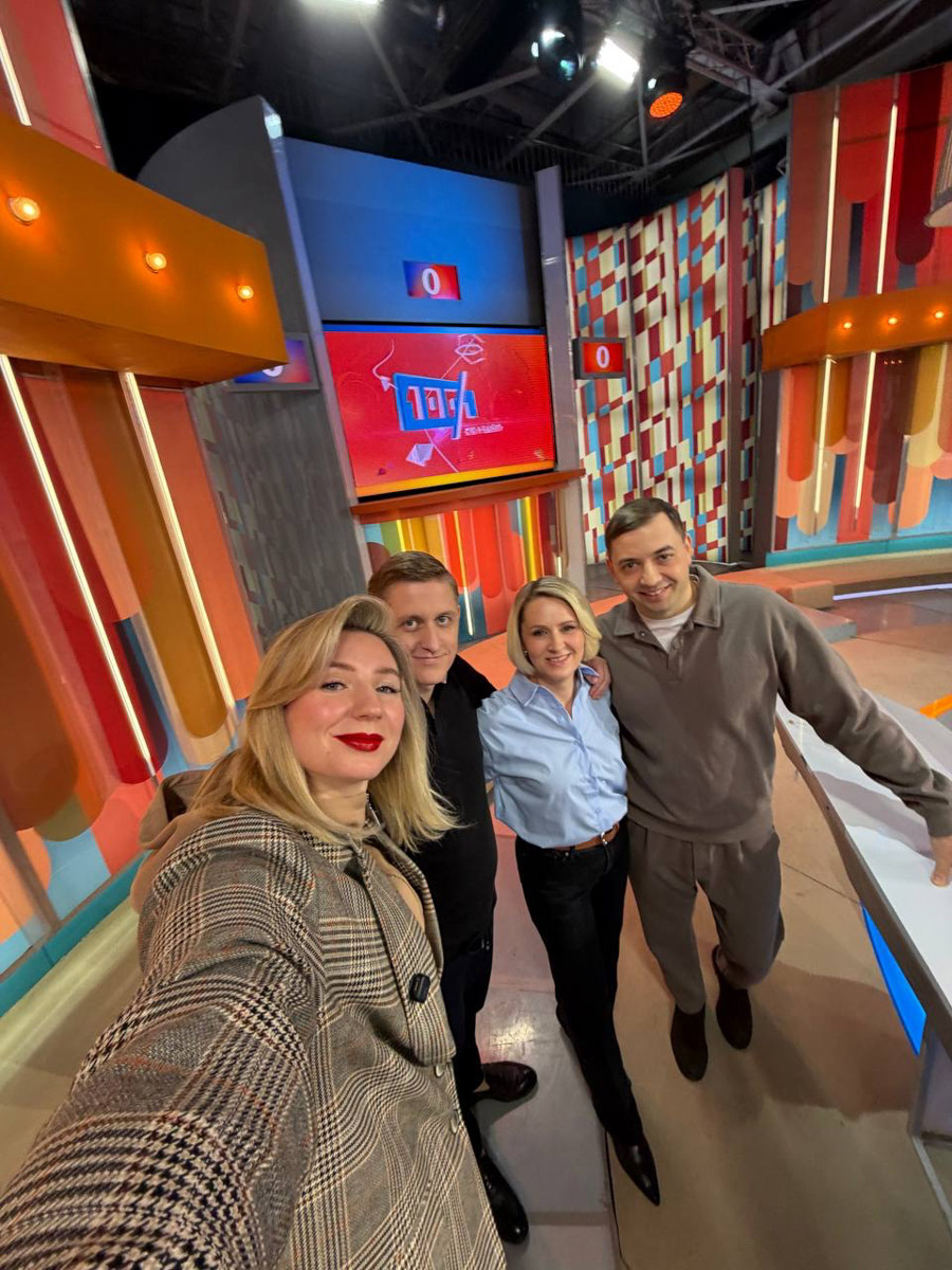 Владимирцы нередко участвуют в шоу, но программа «Сто к одному» собрала настоящий джекпот! В ее студии оказалась целая команда от 33-го региона, а среди них и фотограф Сабина Черкасова. Попасть на телеэкраны было ее мечтой детства, поэтому девушка поехала на съемки не раздумывая. А заодно запечатлела на память целое море контента, которым с радостью поделилась с «Ключ-Медиа».