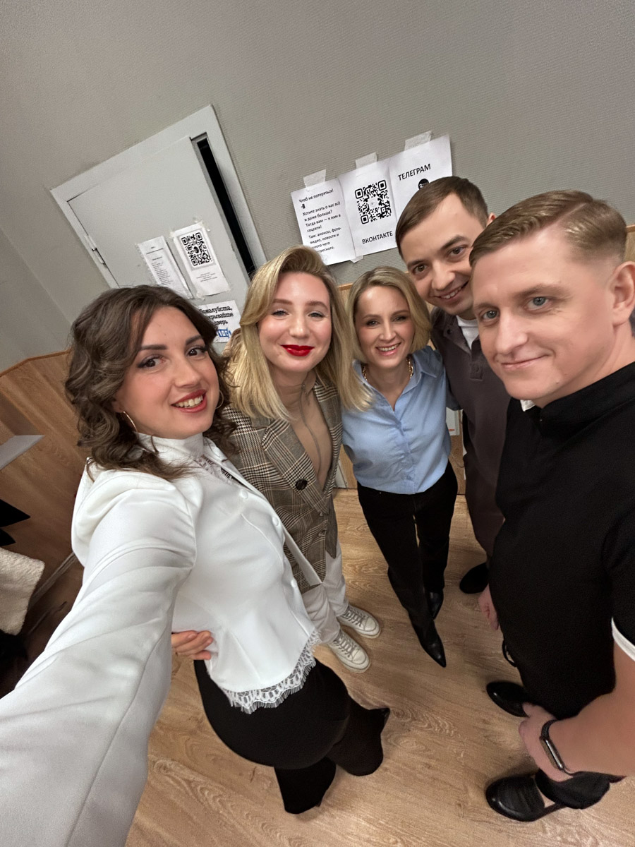 Владимирцы нередко участвуют в шоу, но программа «Сто к одному» собрала настоящий джекпот! В ее студии оказалась целая команда от 33-го региона, а среди них и фотограф Сабина Черкасова. Попасть на телеэкраны было ее мечтой детства, поэтому девушка поехала на съемки не раздумывая. А заодно запечатлела на память целое море контента, которым с радостью поделилась с «Ключ-Медиа».