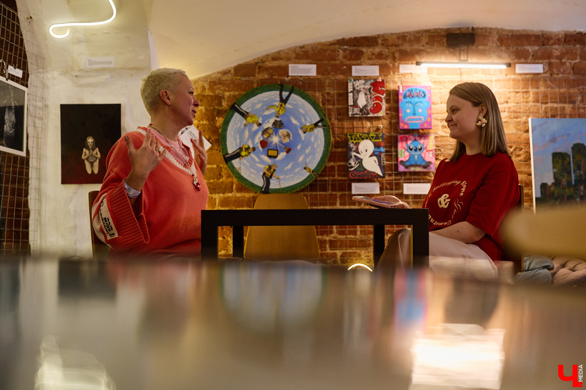 Она носит яркие вещи, просит называть себя по имени и без отчества, а еще может запросто помахать из окна в знак приветствия даже незнакомцам. Анастасии Вавиловой недавно исполнилось 52 года, однако она уверенно ломает устоявшиеся стереотипы. «Ключ-Медиа» побеседовал с ней о взглядах на жизнь после полувекового юбилея и узнал секрет ее «вечной молодости».