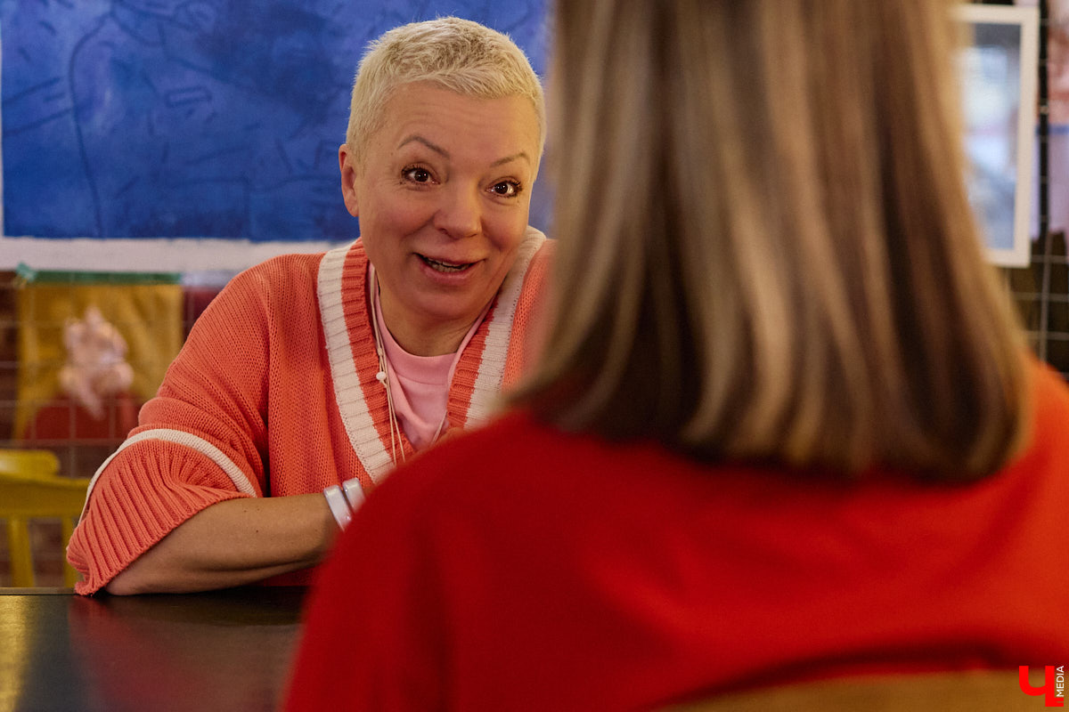 Она носит яркие вещи, просит называть себя по имени и без отчества, а еще может запросто помахать из окна в знак приветствия даже незнакомцам. Анастасии Вавиловой недавно исполнилось 52 года, однако она уверенно ломает устоявшиеся стереотипы. «Ключ-Медиа» побеседовал с ней о взглядах на жизнь после полувекового юбилея и узнал секрет ее «вечной молодости».