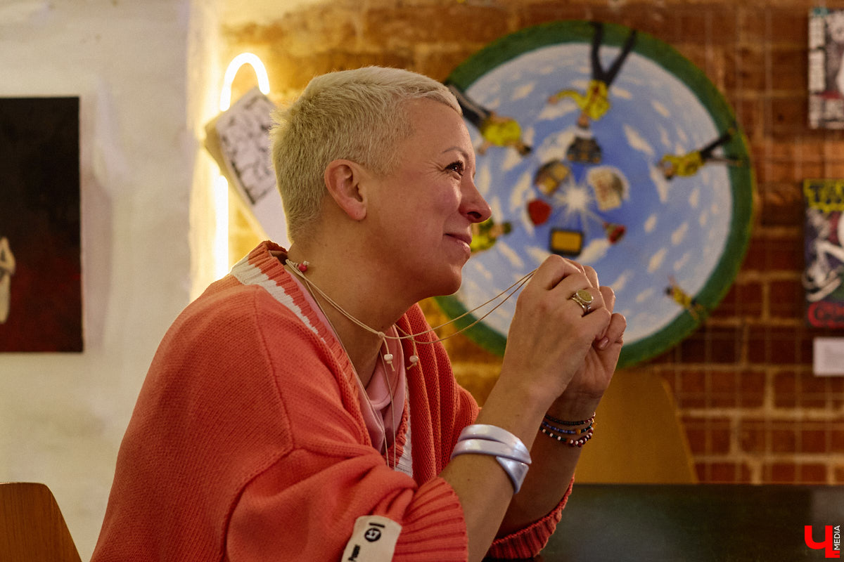 Она носит яркие вещи, просит называть себя по имени и без отчества, а еще может запросто помахать из окна в знак приветствия даже незнакомцам. Анастасии Вавиловой недавно исполнилось 52 года, однако она уверенно ломает устоявшиеся стереотипы. «Ключ-Медиа» побеседовал с ней о взглядах на жизнь после полувекового юбилея и узнал секрет ее «вечной молодости».