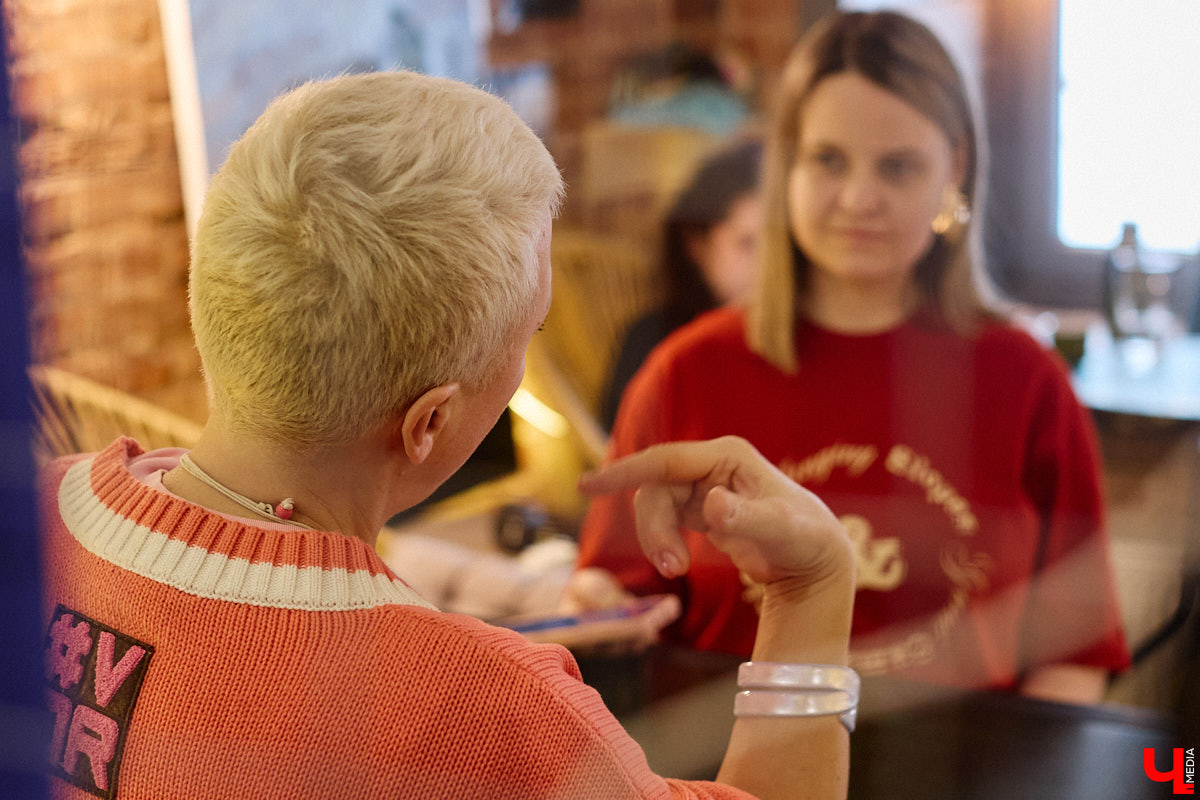 Она носит яркие вещи, просит называть себя по имени и без отчества, а еще может запросто помахать из окна в знак приветствия даже незнакомцам. Анастасии Вавиловой недавно исполнилось 52 года, однако она уверенно ломает устоявшиеся стереотипы. «Ключ-Медиа» побеседовал с ней о взглядах на жизнь после полувекового юбилея и узнал секрет ее «вечной молодости».