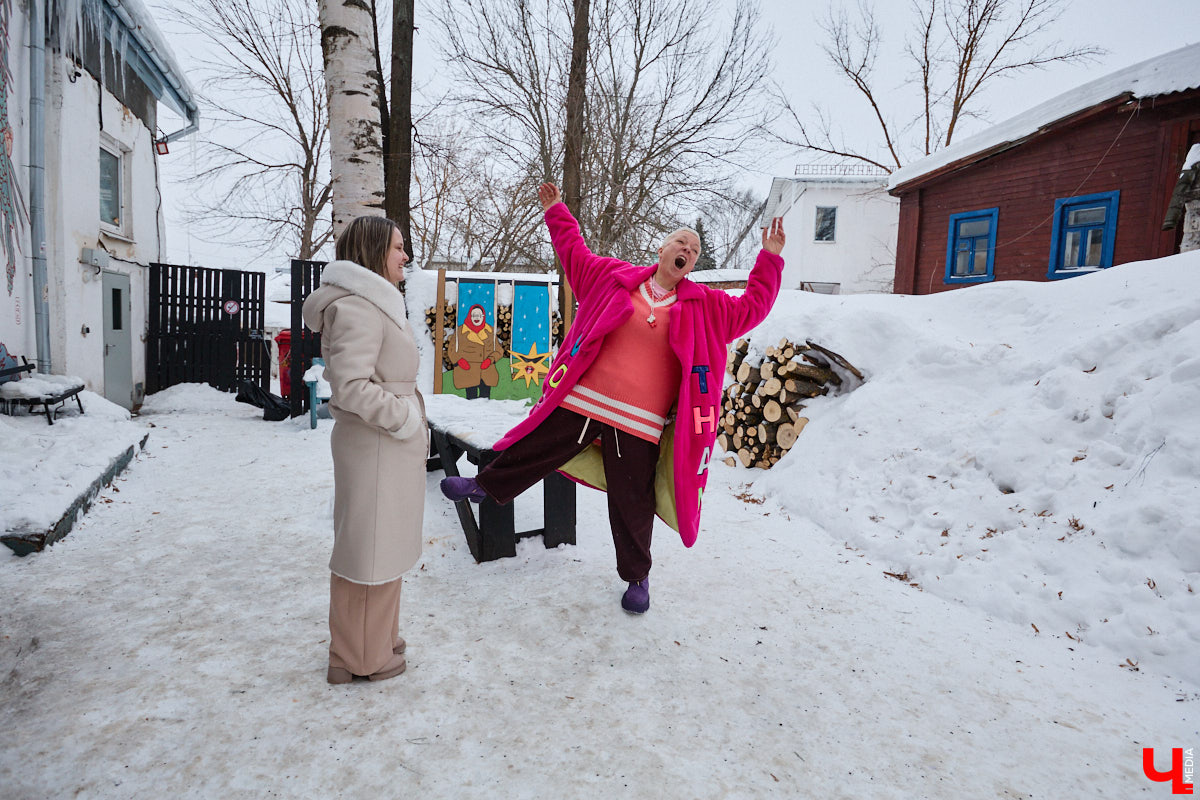 Она носит яркие вещи, просит называть себя по имени и без отчества, а еще может запросто помахать из окна в знак приветствия даже незнакомцам. Анастасии Вавиловой недавно исполнилось 52 года, однако она уверенно ломает устоявшиеся стереотипы. «Ключ-Медиа» побеседовал с ней о взглядах на жизнь после полувекового юбилея и узнал секрет ее «вечной молодости».