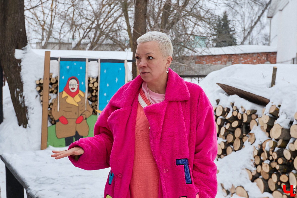 Она носит яркие вещи, просит называть себя по имени и без отчества, а еще может запросто помахать из окна в знак приветствия даже незнакомцам. Анастасии Вавиловой недавно исполнилось 52 года, однако она уверенно ломает устоявшиеся стереотипы. «Ключ-Медиа» побеседовал с ней о взглядах на жизнь после полувекового юбилея и узнал секрет ее «вечной молодости».