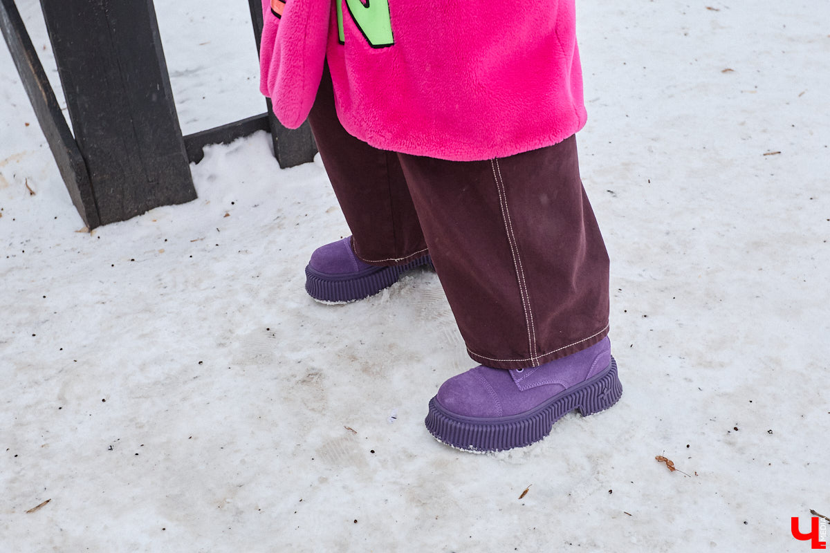 Она носит яркие вещи, просит называть себя по имени и без отчества, а еще может запросто помахать из окна в знак приветствия даже незнакомцам. Анастасии Вавиловой недавно исполнилось 52 года, однако она уверенно ломает устоявшиеся стереотипы. «Ключ-Медиа» побеседовал с ней о взглядах на жизнь после полувекового юбилея и узнал секрет ее «вечной молодости».