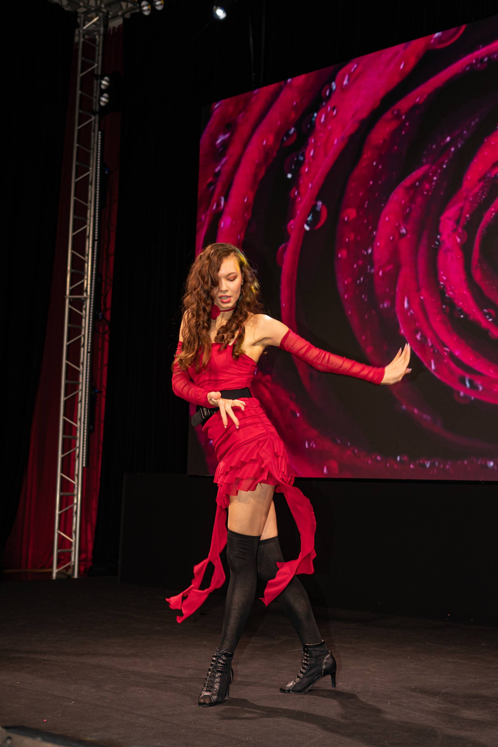 Современные красавицы знают толк не только в подборе идеально сидящего платья, но и в готовке! Доказать это смогли 25 участниц кулинарного этапа регионального конкурса «Мисс и Миссис Владимирская земля — 2026». Одни решили презентовать свои гастрономические шедевры на тарелке, а другие устроили настоящие перформансы!