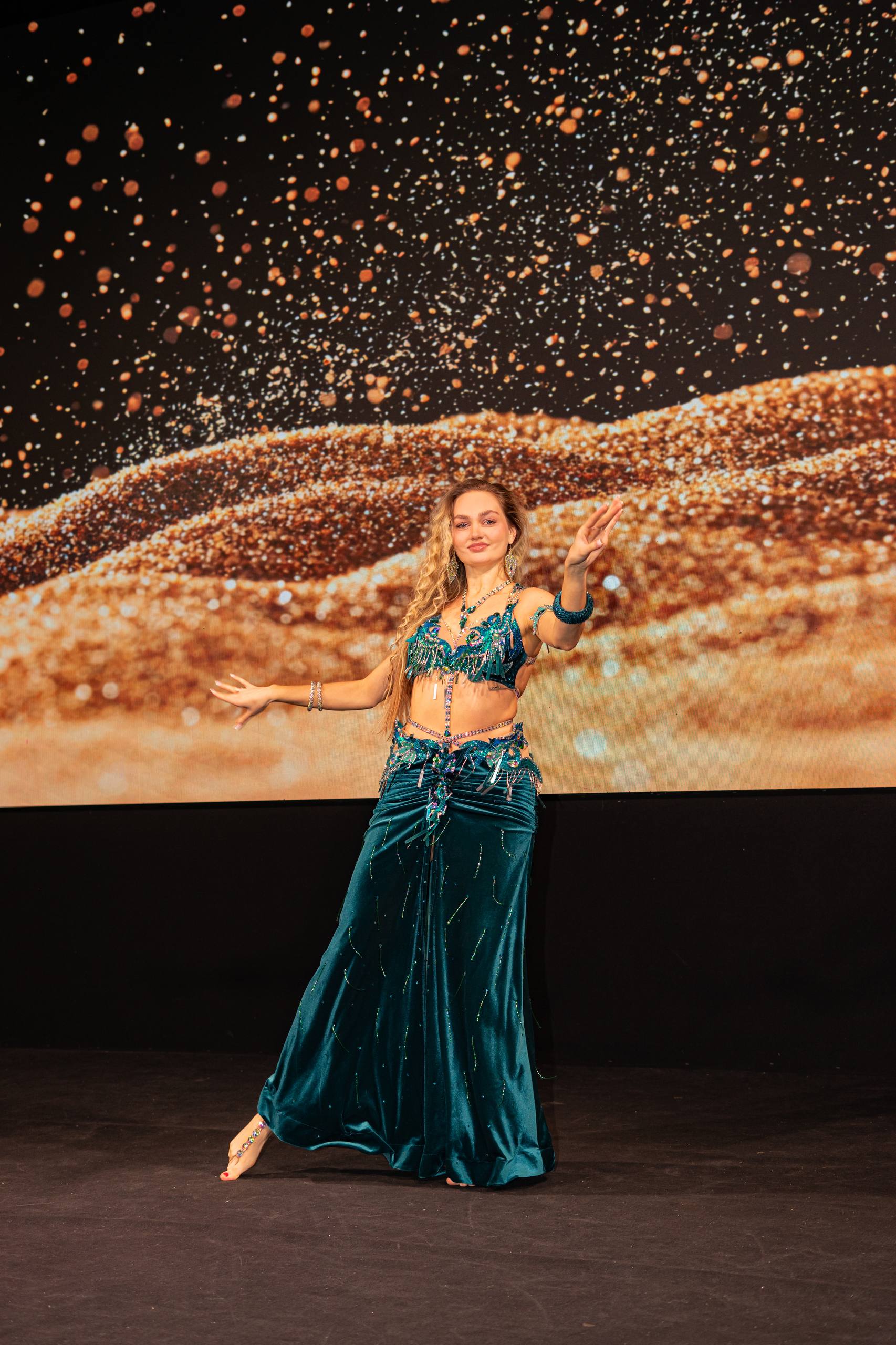 Современные красавицы знают толк не только в подборе идеально сидящего платья, но и в готовке! Доказать это смогли 25 участниц кулинарного этапа регионального конкурса «Мисс и Миссис Владимирская земля — 2026». Одни решили презентовать свои гастрономические шедевры на тарелке, а другие устроили настоящие перформансы!