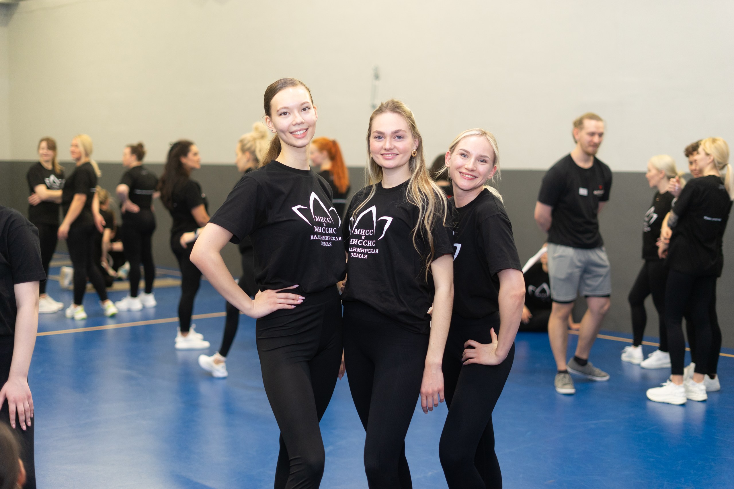 Современные красавицы знают толк не только в подборе идеально сидящего платья, но и в готовке! Доказать это смогли 25 участниц кулинарного этапа регионального конкурса «Мисс и Миссис Владимирская земля — 2026». Одни решили презентовать свои гастрономические шедевры на тарелке, а другие устроили настоящие перформансы!