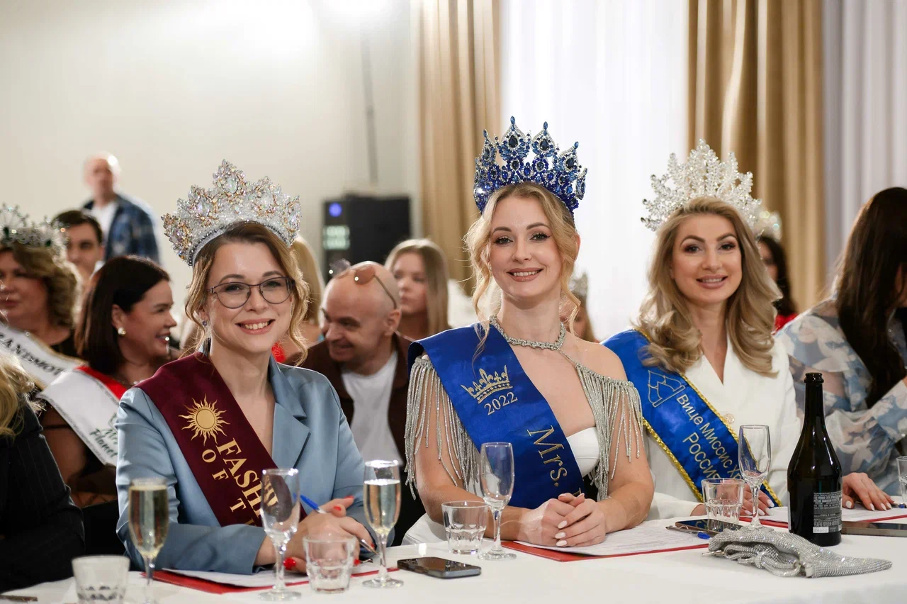 Современные красавицы знают толк не только в подборе идеально сидящего платья, но и в готовке! Доказать это смогли 25 участниц кулинарного этапа регионального конкурса «Мисс и Миссис Владимирская земля — 2026». Одни решили презентовать свои гастрономические шедевры на тарелке, а другие устроили настоящие перформансы!