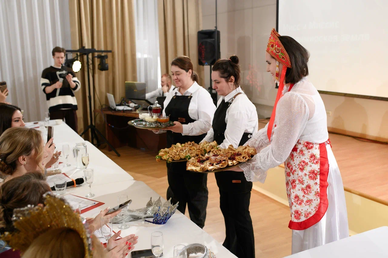 Современные красавицы знают толк не только в подборе идеально сидящего платья, но и в готовке! Доказать это смогли 25 участниц кулинарного этапа регионального конкурса «Мисс и Миссис Владимирская земля — 2026». Одни решили презентовать свои гастрономические шедевры на тарелке, а другие устроили настоящие перформансы!