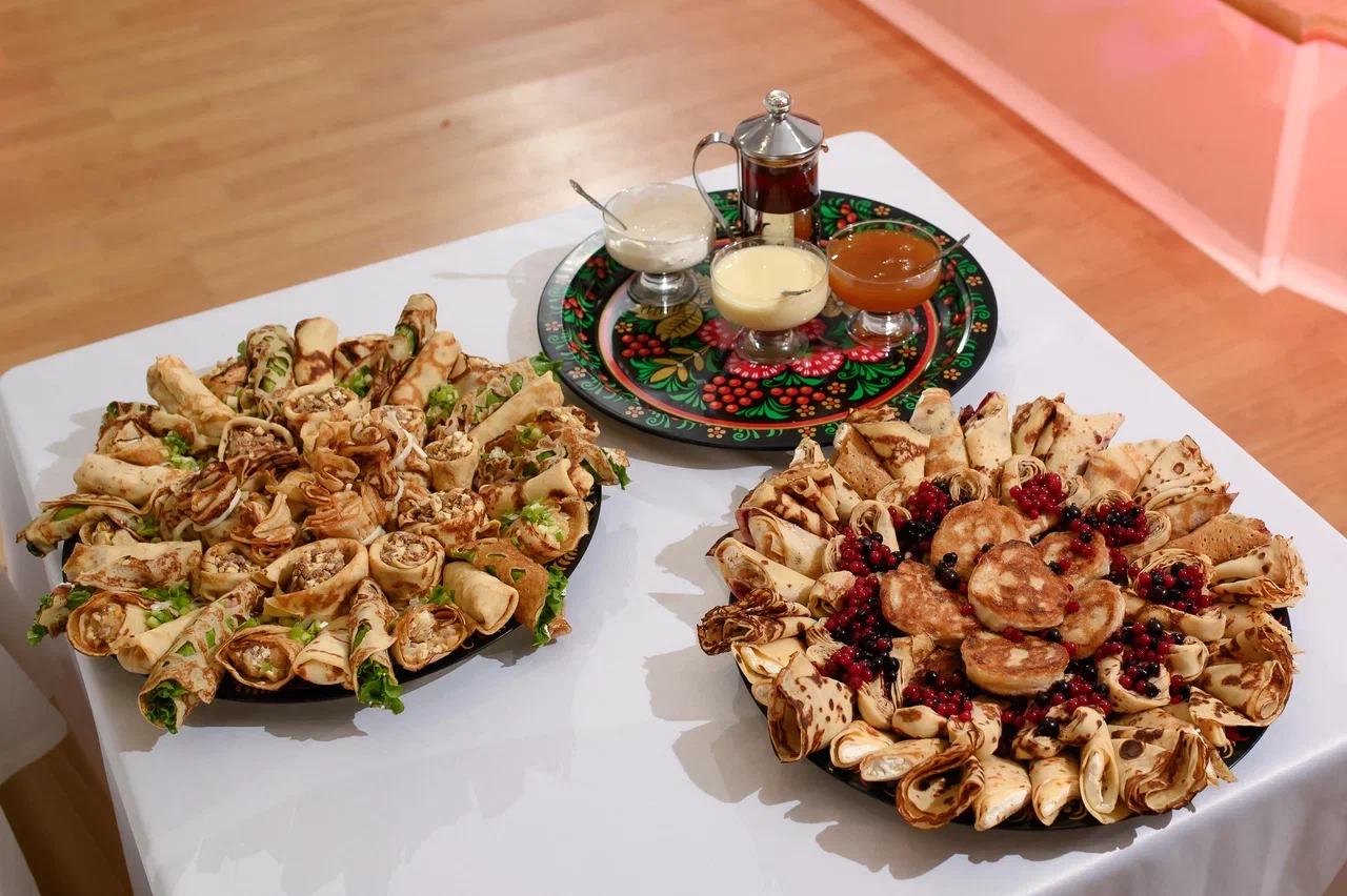 Современные красавицы знают толк не только в подборе идеально сидящего платья, но и в готовке! Доказать это смогли 25 участниц кулинарного этапа регионального конкурса «Мисс и Миссис Владимирская земля — 2026». Одни решили презентовать свои гастрономические шедевры на тарелке, а другие устроили настоящие перформансы!