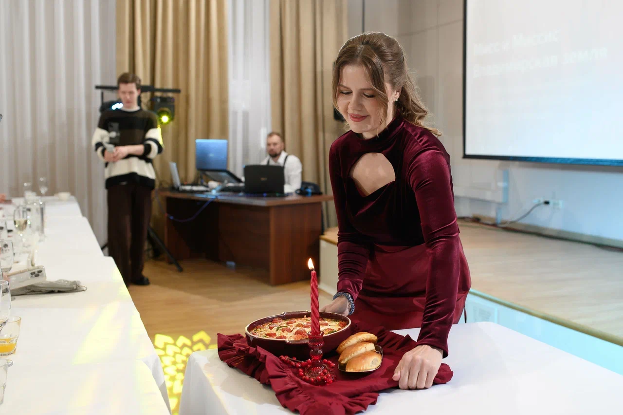 Современные красавицы знают толк не только в подборе идеально сидящего платья, но и в готовке! Доказать это смогли 25 участниц кулинарного этапа регионального конкурса «Мисс и Миссис Владимирская земля — 2026». Одни решили презентовать свои гастрономические шедевры на тарелке, а другие устроили настоящие перформансы!