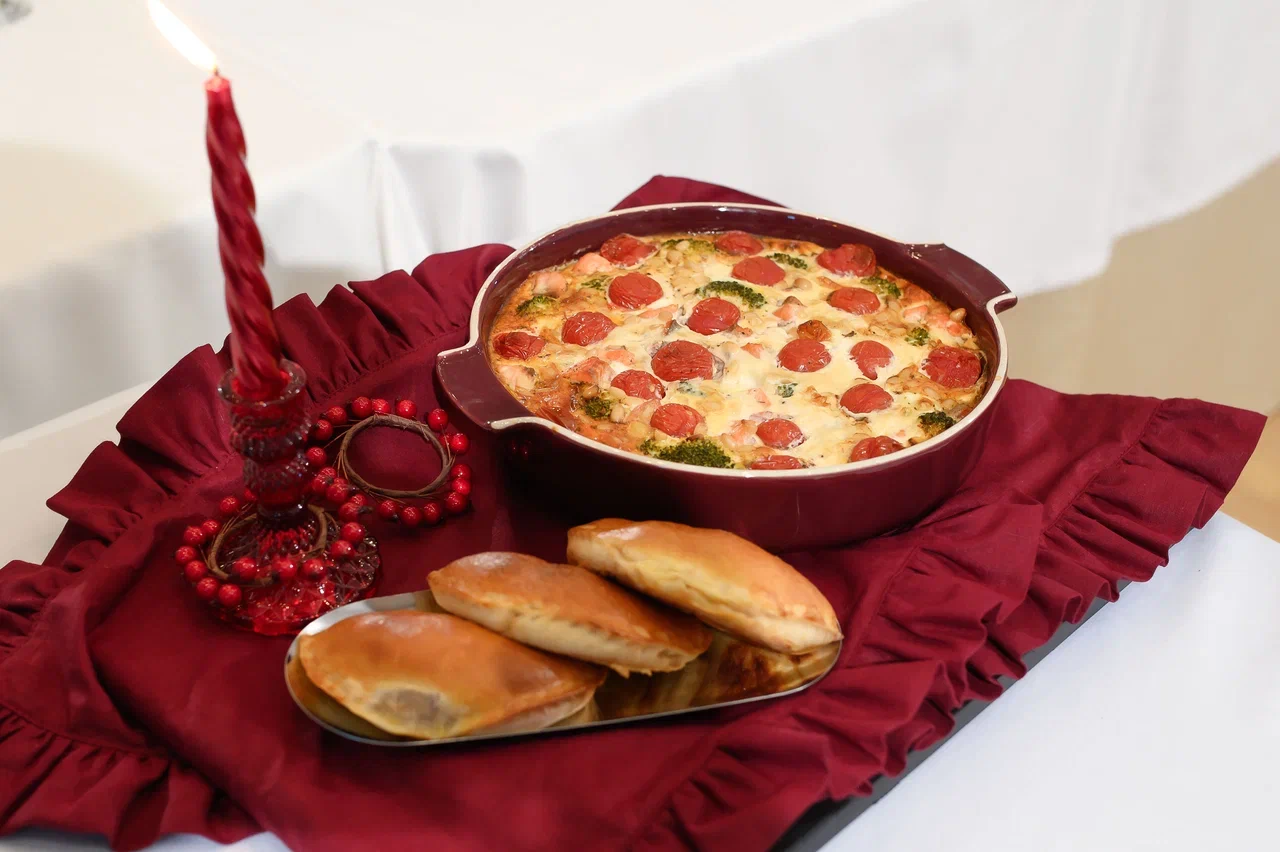 Современные красавицы знают толк не только в подборе идеально сидящего платья, но и в готовке! Доказать это смогли 25 участниц кулинарного этапа регионального конкурса «Мисс и Миссис Владимирская земля — 2026». Одни решили презентовать свои гастрономические шедевры на тарелке, а другие устроили настоящие перформансы!