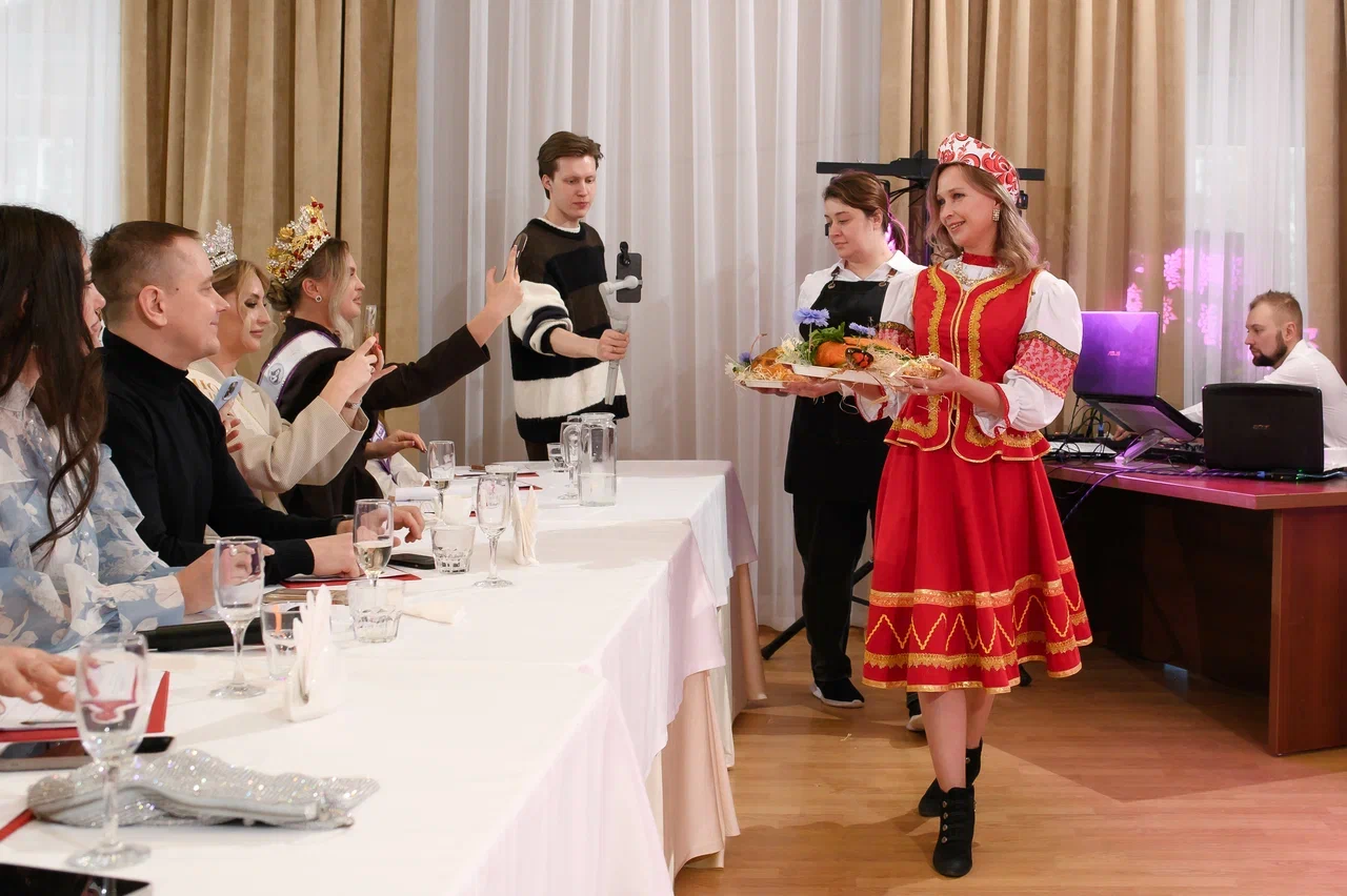 Современные красавицы знают толк не только в подборе идеально сидящего платья, но и в готовке! Доказать это смогли 25 участниц кулинарного этапа регионального конкурса «Мисс и Миссис Владимирская земля — 2026». Одни решили презентовать свои гастрономические шедевры на тарелке, а другие устроили настоящие перформансы!