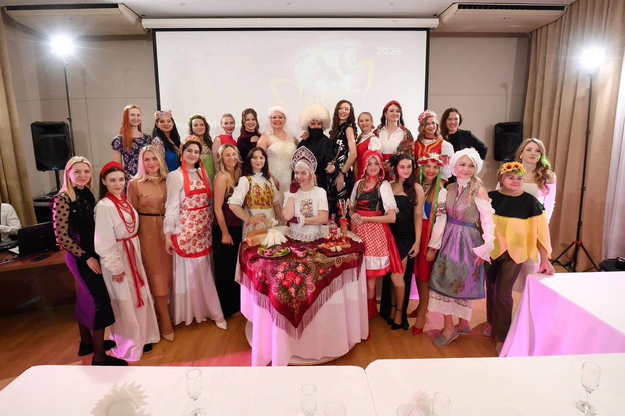 Современные красавицы знают толк не только в подборе идеально сидящего платья, но и в готовке! Доказать это смогли 25 участниц кулинарного этапа регионального конкурса «Мисс и Миссис Владимирская земля — 2026». Одни решили презентовать свои гастрономические шедевры на тарелке, а другие устроили настоящие перформансы!