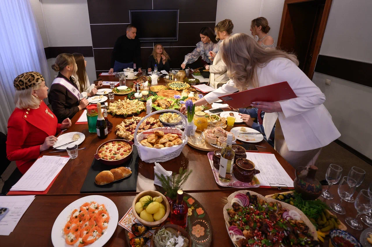 Современные красавицы знают толк не только в подборе идеально сидящего платья, но и в готовке! Доказать это смогли 25 участниц кулинарного этапа регионального конкурса «Мисс и Миссис Владимирская земля — 2026». Одни решили презентовать свои гастрономические шедевры на тарелке, а другие устроили настоящие перформансы!