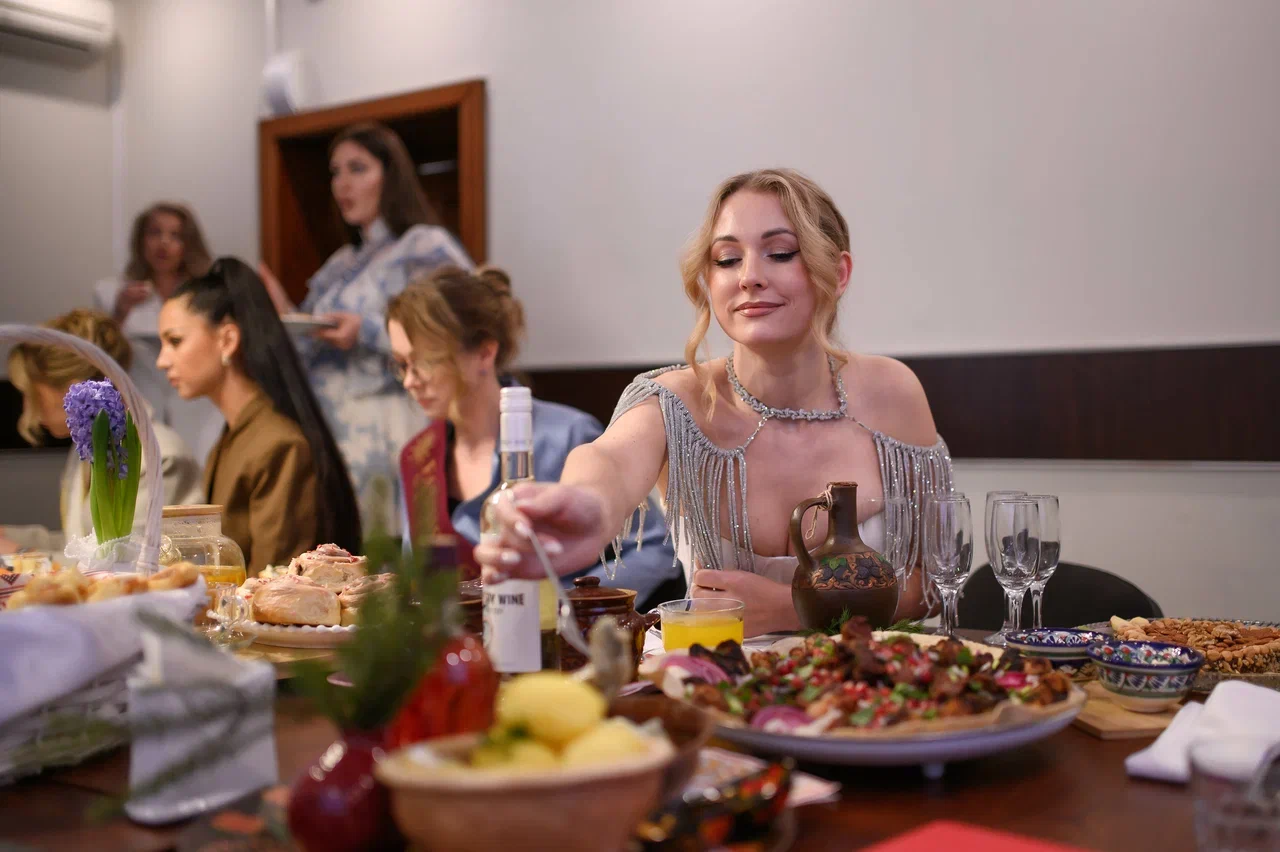 Современные красавицы знают толк не только в подборе идеально сидящего платья, но и в готовке! Доказать это смогли 25 участниц кулинарного этапа регионального конкурса «Мисс и Миссис Владимирская земля — 2026». Одни решили презентовать свои гастрономические шедевры на тарелке, а другие устроили настоящие перформансы!