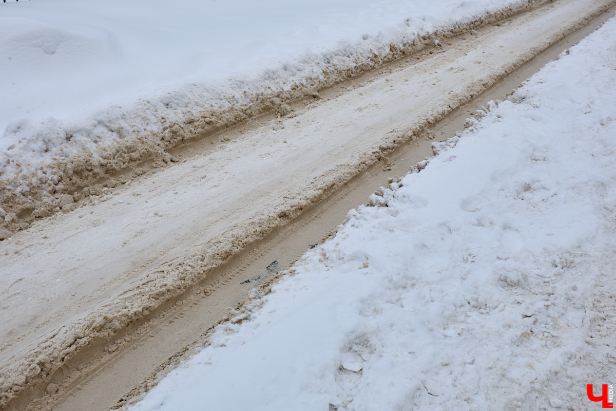 Каждый выход из дома — очередной марш-бросок. Зима в этом году бросила владимирцам вызов, с которым они оказались не в силах справиться. Город попал в снежный плен, и спасением из него, судя по всему, станет лишь весна.