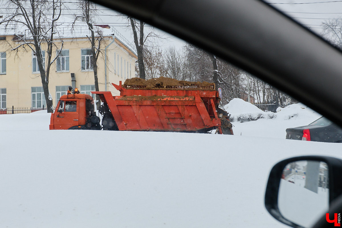 Каждый выход из дома — очередной марш-бросок. Зима в этом году бросила владимирцам вызов, с которым они оказались не в силах справиться. Город попал в снежный плен, и спасением из него, судя по всему, станет лишь весна.