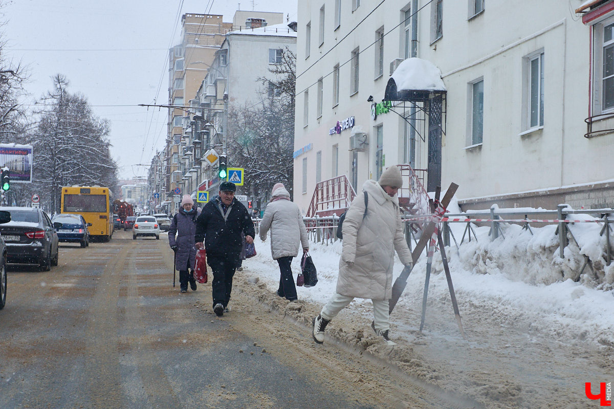 Каждый выход из дома — очередной марш-бросок. Зима в этом году бросила владимирцам вызов, с которым они оказались не в силах справиться. Город попал в снежный плен, и спасением из него, судя по всему, станет лишь весна.