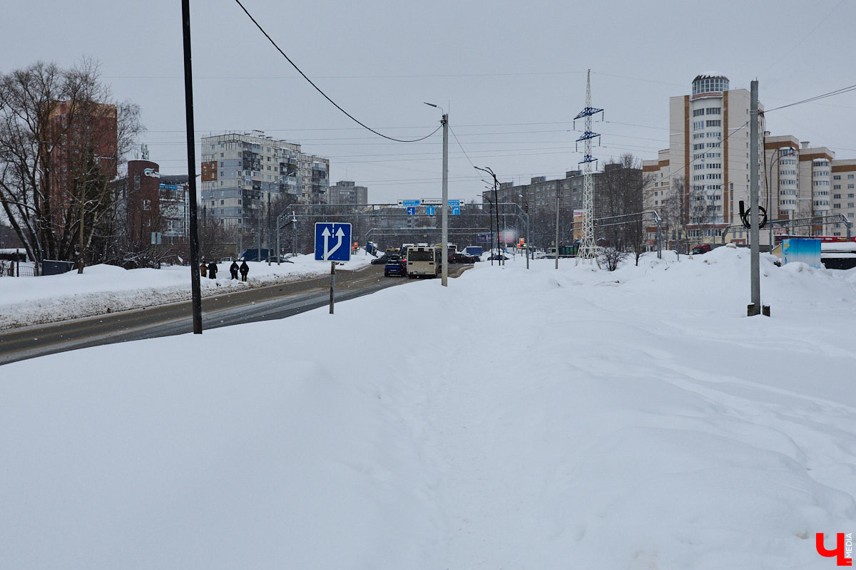 Каждый выход из дома — очередной марш-бросок. Зима в этом году бросила владимирцам вызов, с которым они оказались не в силах справиться. Город попал в снежный плен, и спасением из него, судя по всему, станет лишь весна.