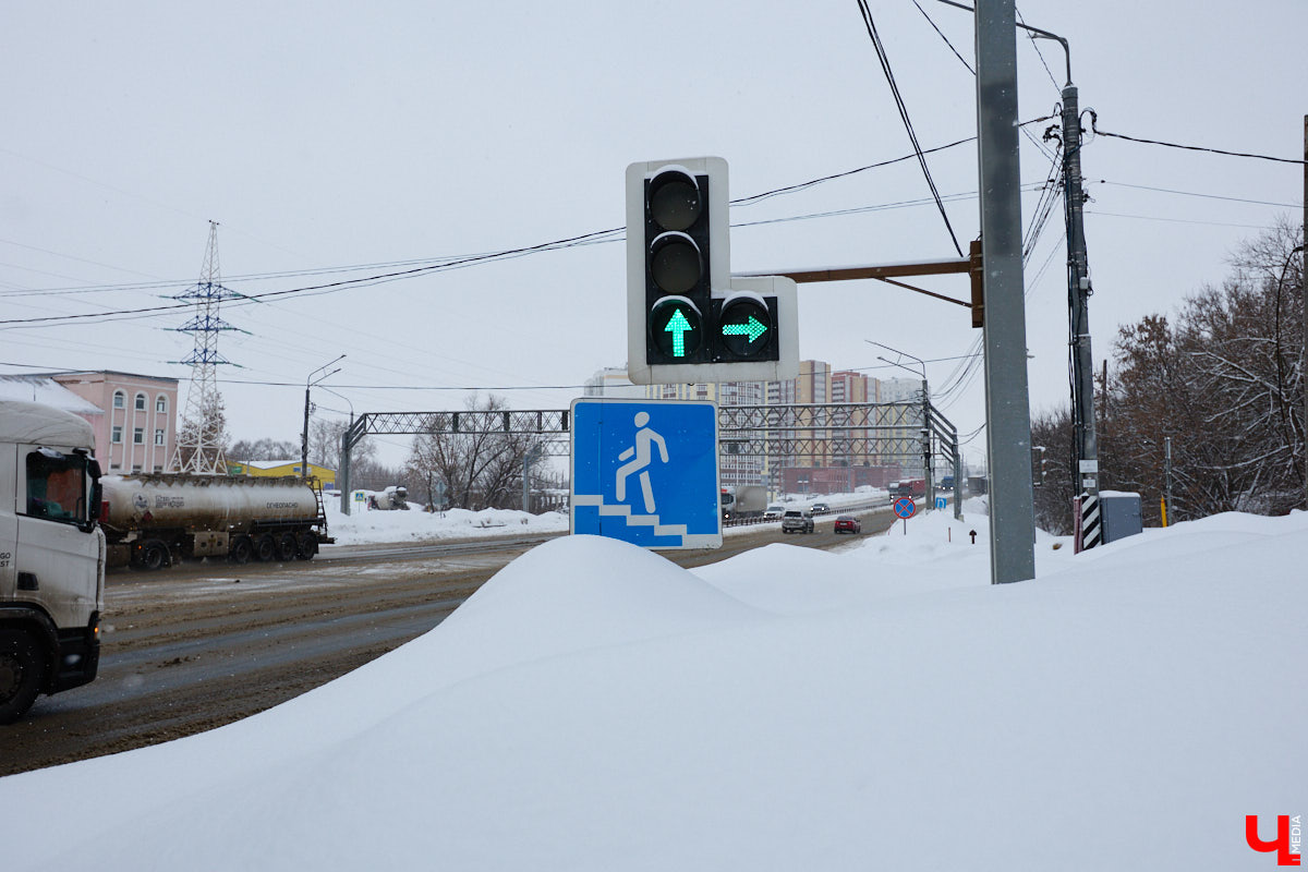 Каждый выход из дома — очередной марш-бросок. Зима в этом году бросила владимирцам вызов, с которым они оказались не в силах справиться. Город попал в снежный плен, и спасением из него, судя по всему, станет лишь весна.