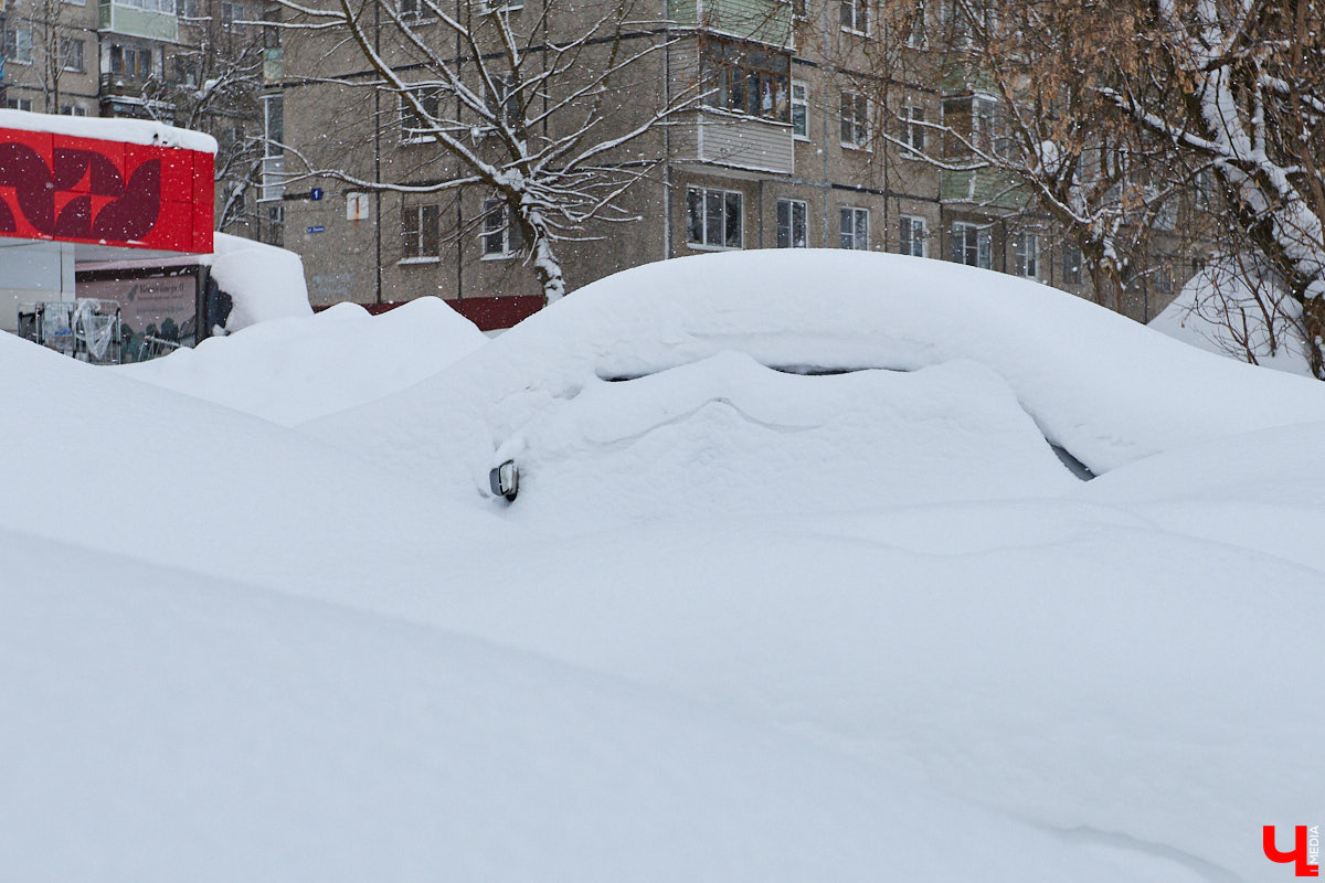 Каждый выход из дома — очередной марш-бросок. Зима в этом году бросила владимирцам вызов, с которым они оказались не в силах справиться. Город попал в снежный плен, и спасением из него, судя по всему, станет лишь весна.