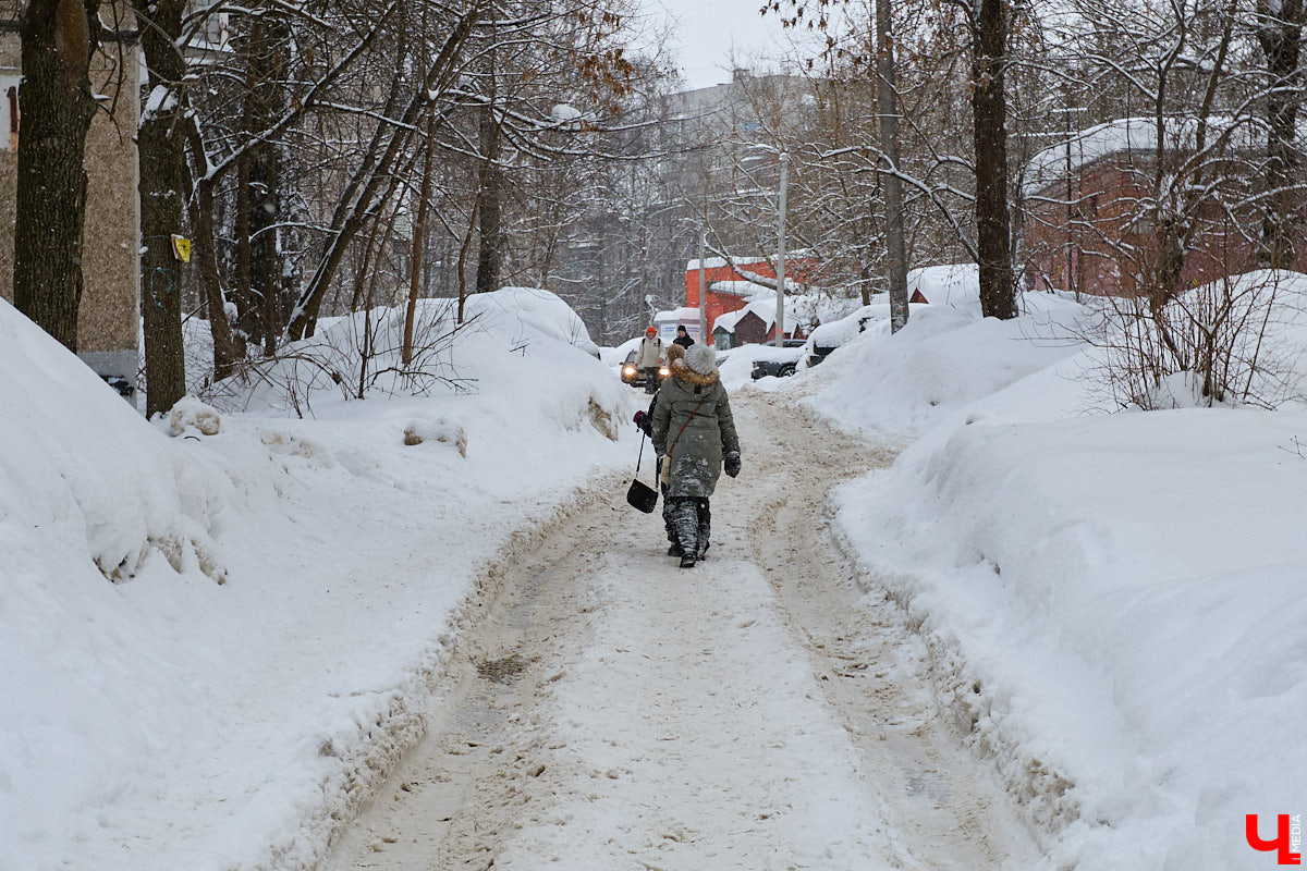 Каждый выход из дома — очередной марш-бросок. Зима в этом году бросила владимирцам вызов, с которым они оказались не в силах справиться. Город попал в снежный плен, и спасением из него, судя по всему, станет лишь весна.