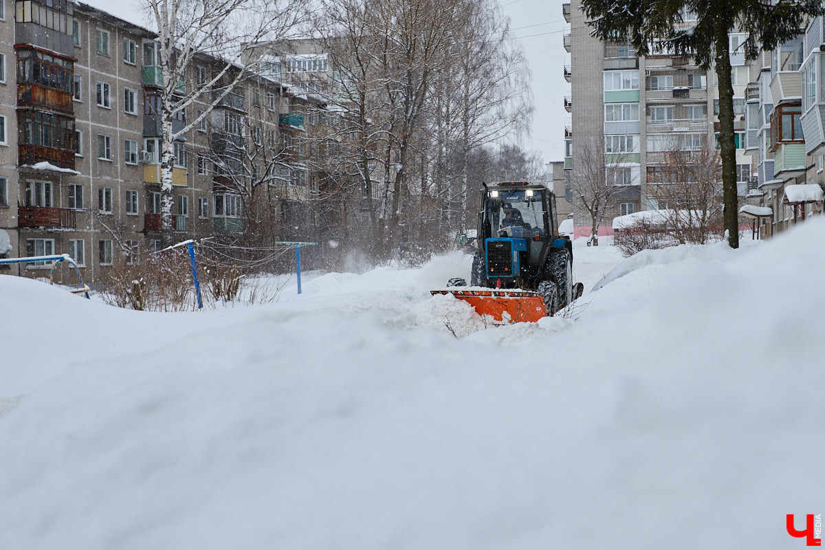 Каждый выход из дома — очередной марш-бросок. Зима в этом году бросила владимирцам вызов, с которым они оказались не в силах справиться. Город попал в снежный плен, и спасением из него, судя по всему, станет лишь весна.
