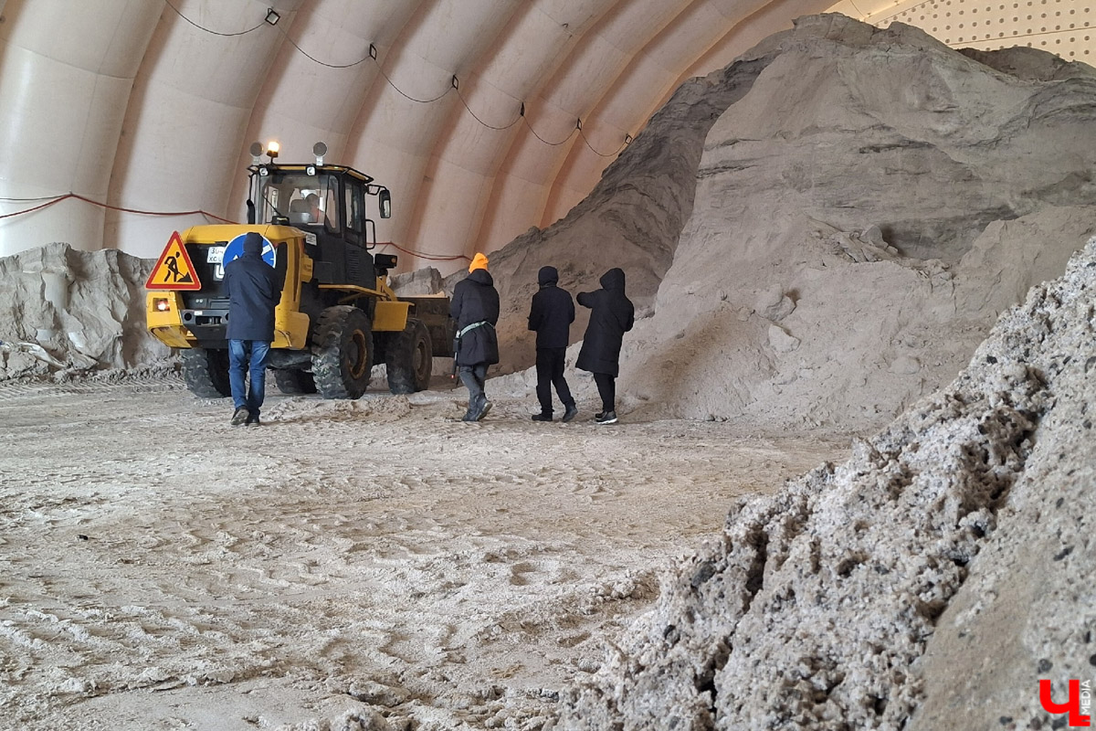 Владимирская авиабаза поделилась кадрами трансформации аэродрома «Семязино». Большая стройка продолжалась всю зиму, несмотря на морозы и снегопады. Главная задача на данный момент — перенести коммуникации за пределы будущего лётного поля и подготовить площадку для дальнейшей модернизации. Подробности процесса реконструкции, а также другие важные события, касающиеся местных дорог, — в нашем традиционном обзоре.