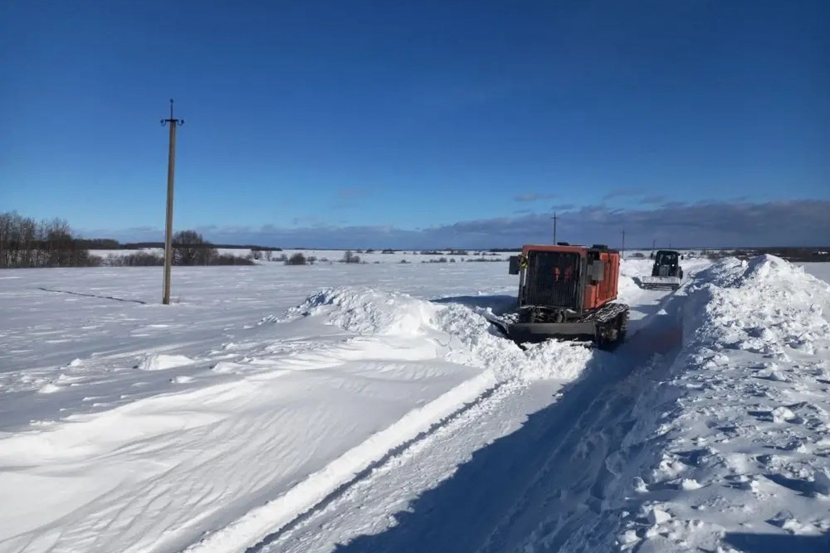 Владимирская авиабаза поделилась кадрами трансформации аэродрома «Семязино». Большая стройка продолжалась всю зиму, несмотря на морозы и снегопады. Главная задача на данный момент — перенести коммуникации за пределы будущего лётного поля и подготовить площадку для дальнейшей модернизации. Подробности процесса реконструкции, а также другие важные события, касающиеся местных дорог, — в нашем традиционном обзоре.