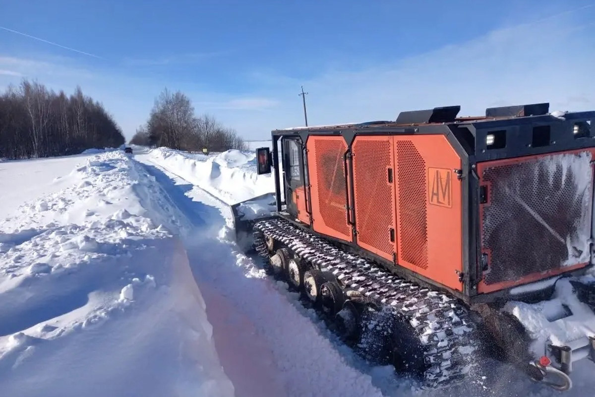 Владимирская авиабаза поделилась кадрами трансформации аэродрома «Семязино». Большая стройка продолжалась всю зиму, несмотря на морозы и снегопады. Главная задача на данный момент — перенести коммуникации за пределы будущего лётного поля и подготовить площадку для дальнейшей модернизации. Подробности процесса реконструкции, а также другие важные события, касающиеся местных дорог, — в нашем традиционном обзоре.