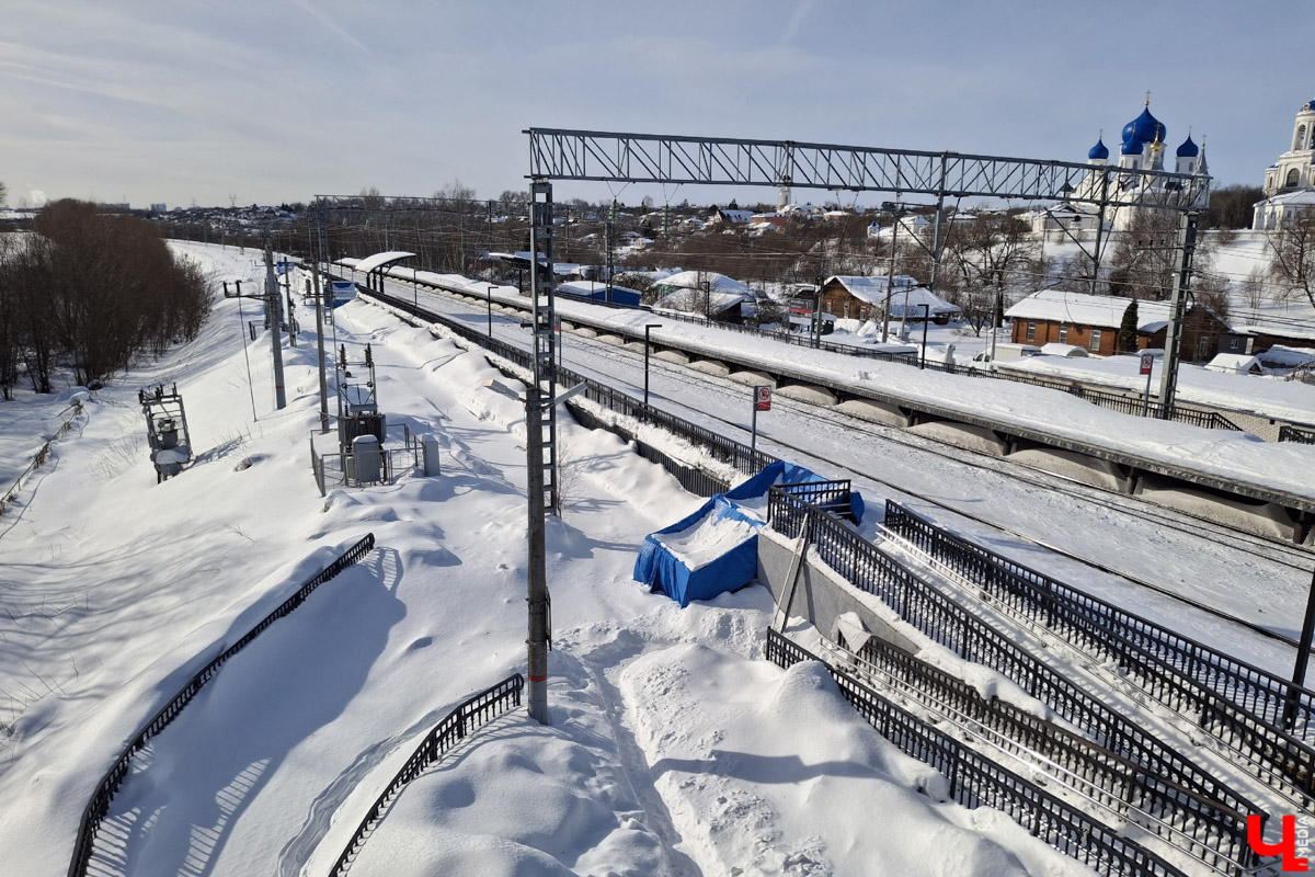 Владимирская авиабаза поделилась кадрами трансформации аэродрома «Семязино». Большая стройка продолжалась всю зиму, несмотря на морозы и снегопады. Главная задача на данный момент — перенести коммуникации за пределы будущего лётного поля и подготовить площадку для дальнейшей модернизации. Подробности процесса реконструкции, а также другие важные события, касающиеся местных дорог, — в нашем традиционном обзоре.