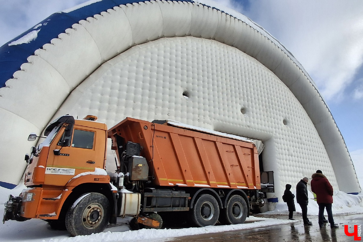 Владимирская авиабаза поделилась кадрами трансформации аэродрома «Семязино». Большая стройка продолжалась всю зиму, несмотря на морозы и снегопады. Главная задача на данный момент — перенести коммуникации за пределы будущего лётного поля и подготовить площадку для дальнейшей модернизации. Подробности процесса реконструкции, а также другие важные события, касающиеся местных дорог, — в нашем традиционном обзоре.