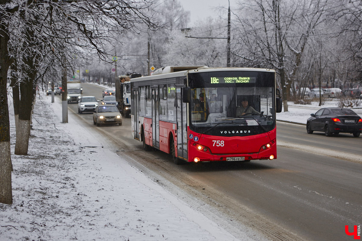 Владимирская авиабаза поделилась кадрами трансформации аэродрома «Семязино». Большая стройка продолжалась всю зиму, несмотря на морозы и снегопады. Главная задача на данный момент — перенести коммуникации за пределы будущего лётного поля и подготовить площадку для дальнейшей модернизации. Подробности процесса реконструкции, а также другие важные события, касающиеся местных дорог, — в нашем традиционном обзоре.