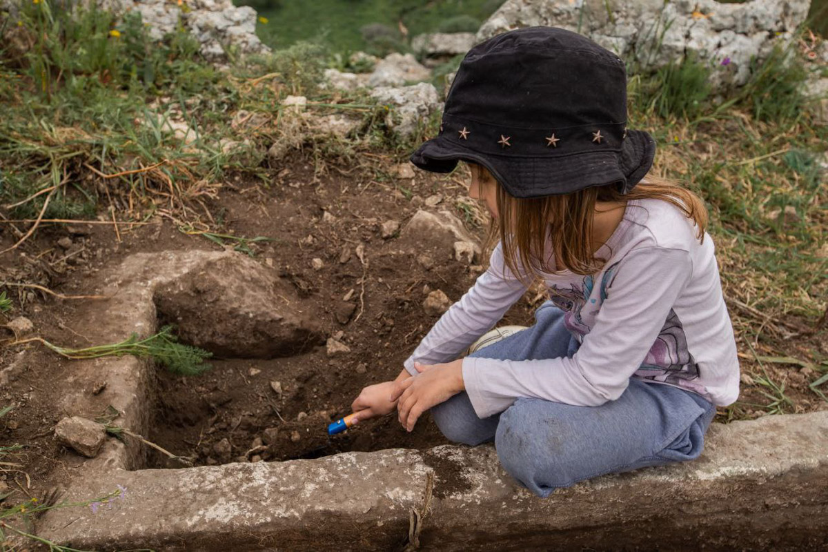 Десять лет назад выпускник владимирского филфака, а ныне серьезный ученый Владимир Пискарев вместе с семьей отправился навстречу ближневосточной авантюре. Сегодня он заведует лабораторией в Хайфском университете, мастерски определяет эпохи по осколкам керамики и находит подземные ходы, в которые никто не заглядывал 1500 лет! Об этой удивительной работе, а также о том, почему израильские дети «дают прикурить» учителям и как выжить в плюс 40, — в нашем интервью.