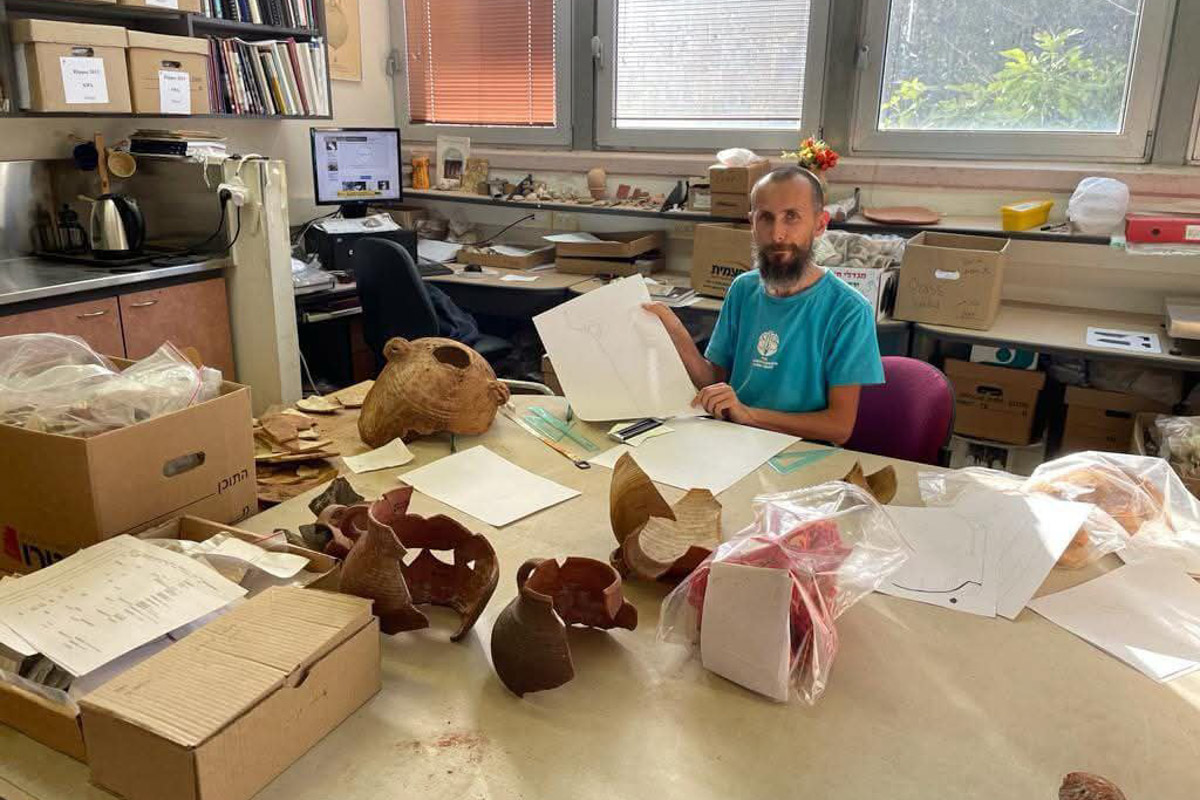 Десять лет назад выпускник владимирского филфака, а ныне серьезный ученый Владимир Пискарев вместе с семьей отправился навстречу ближневосточной авантюре. Сегодня он заведует лабораторией в Хайфском университете, мастерски определяет эпохи по осколкам керамики и находит подземные ходы, в которые никто не заглядывал 1500 лет! Об этой удивительной работе, а также о том, почему израильские дети «дают прикурить» учителям и как выжить в плюс 40, — в нашем интервью.