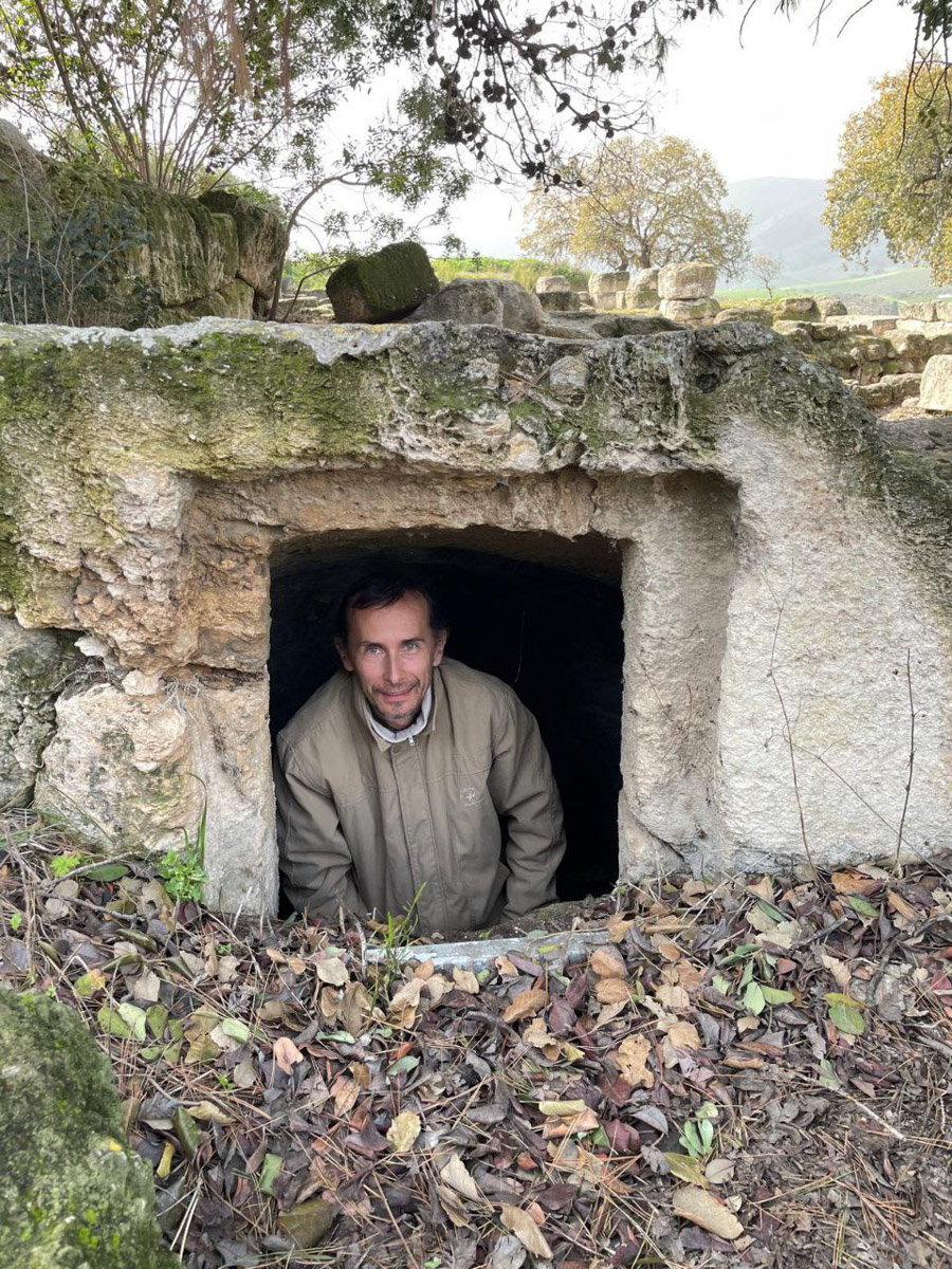 Десять лет назад выпускник владимирского филфака, а ныне серьезный ученый Владимир Пискарев вместе с семьей отправился навстречу ближневосточной авантюре. Сегодня он заведует лабораторией в Хайфском университете, мастерски определяет эпохи по осколкам керамики и находит подземные ходы, в которые никто не заглядывал 1500 лет! Об этой удивительной работе, а также о том, почему израильские дети «дают прикурить» учителям и как выжить в плюс 40, — в нашем интервью.