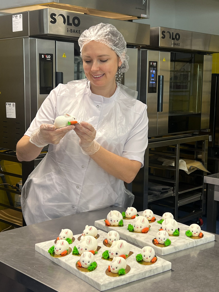 Кондитер из Владимира Елена Синицына продолжает создавать сладкие шедевры для селебрити. На этот раз она приняла участие в масштабном гастрономическом проекте, приуроченном к концертам Филиппа Киркорова. В преддверии сольных выступлений король российской эстрады представил тематическую коллекцию десертов.