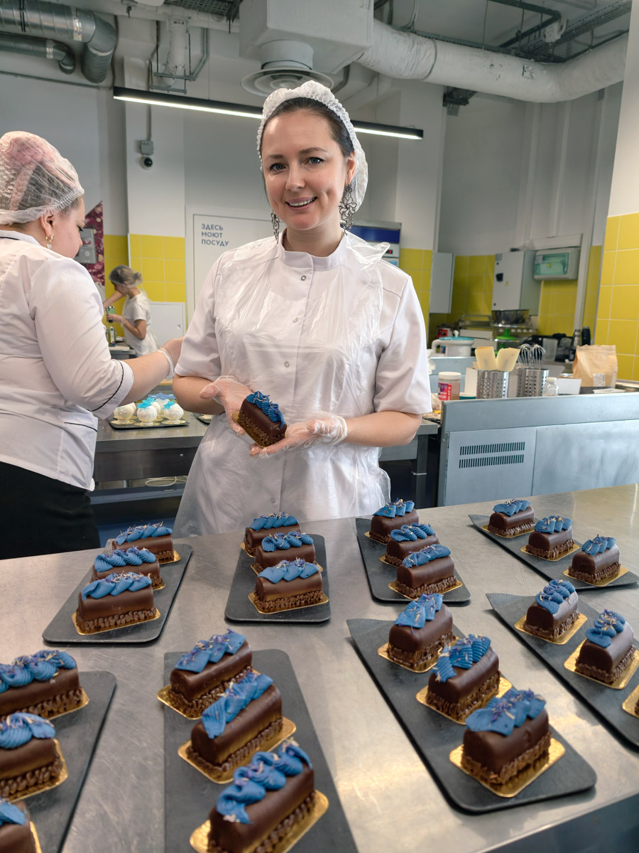 Кондитер из Владимира Елена Синицына продолжает создавать сладкие шедевры для селебрити. На этот раз она приняла участие в масштабном гастрономическом проекте, приуроченном к концертам Филиппа Киркорова. В преддверии сольных выступлений король российской эстрады представил тематическую коллекцию десертов.